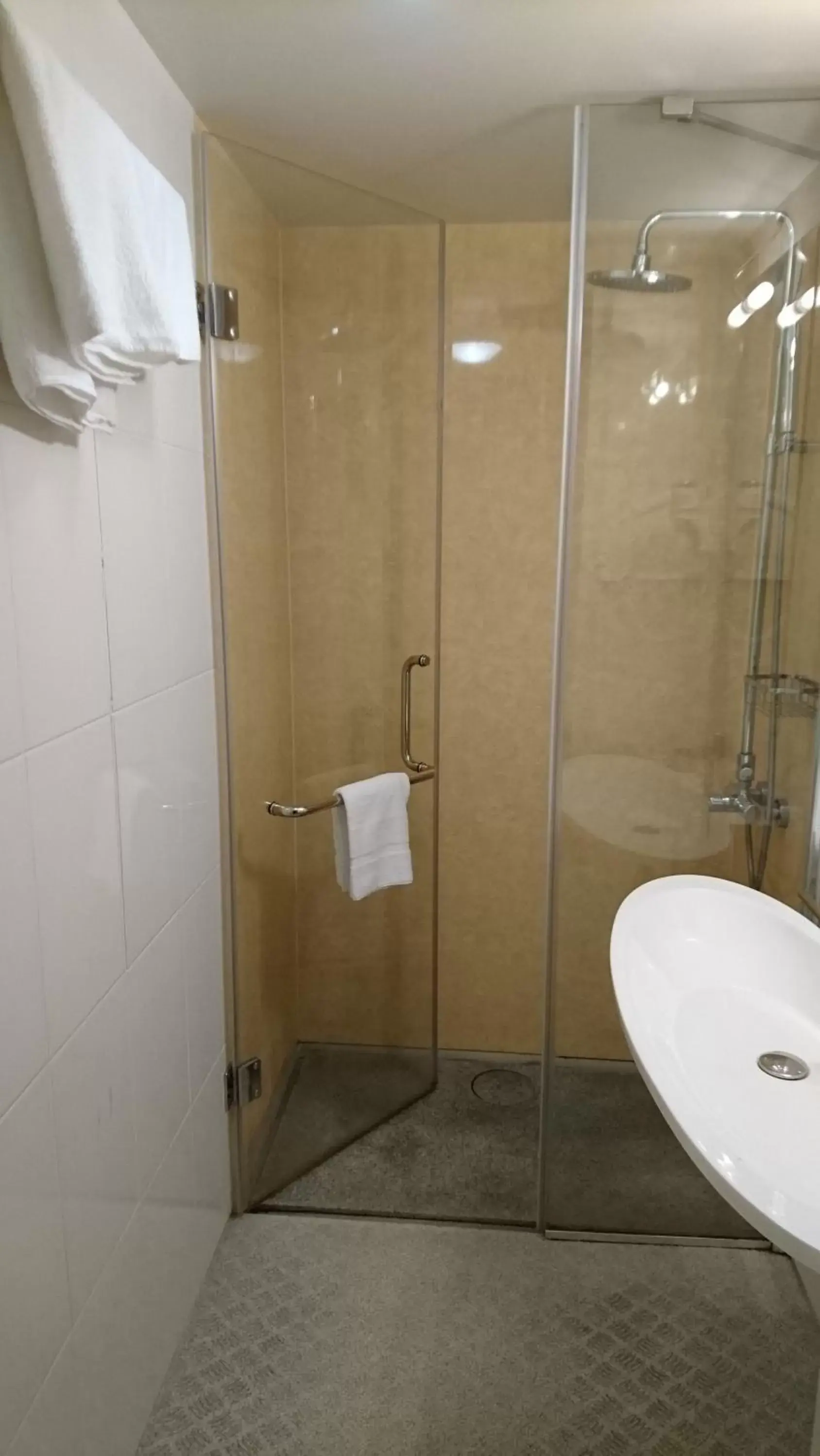 Shower, Bathroom in Kyria Toulouse Sud - Roques
