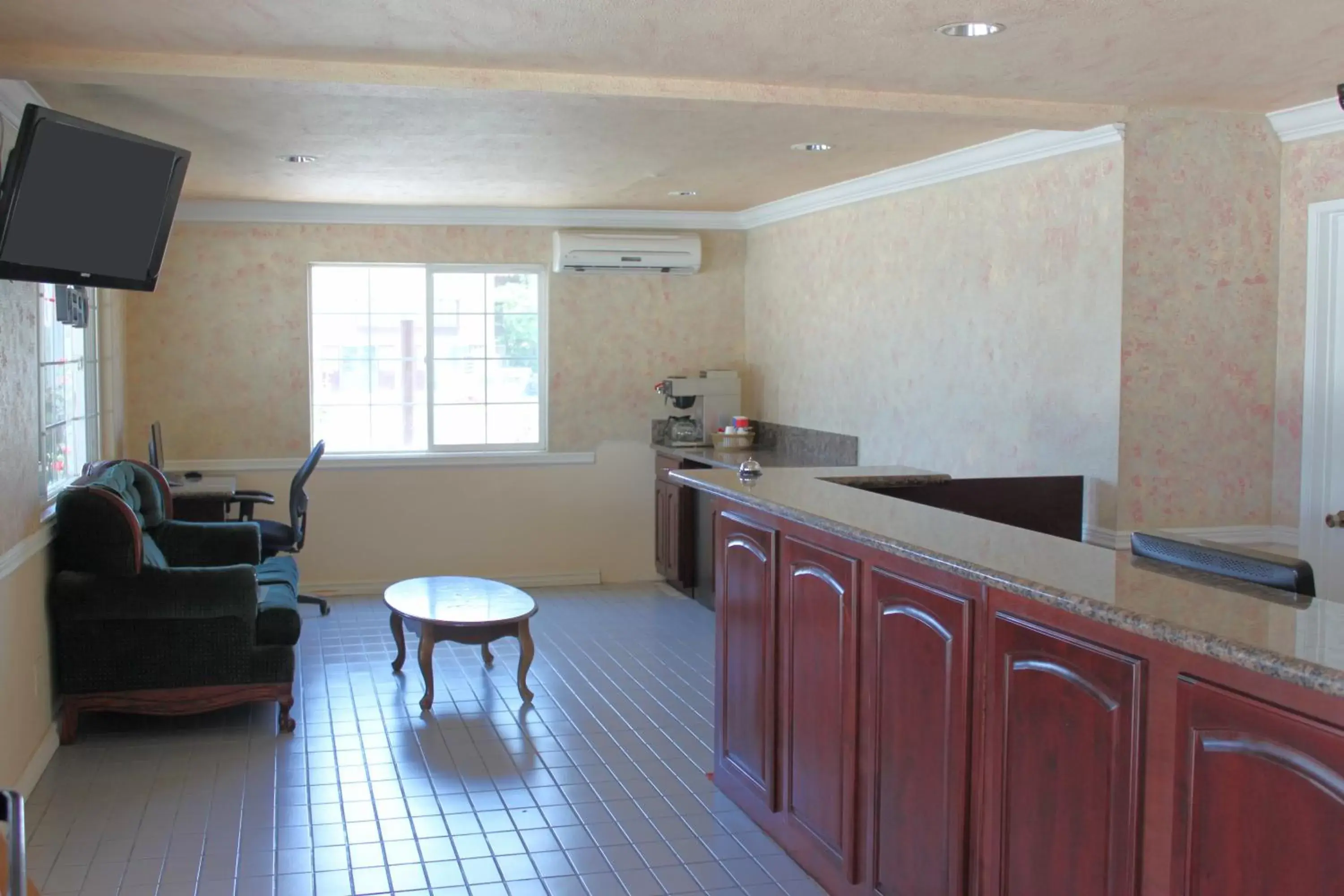 Kitchen/Kitchenette in Orange Tustin Inn in Orange