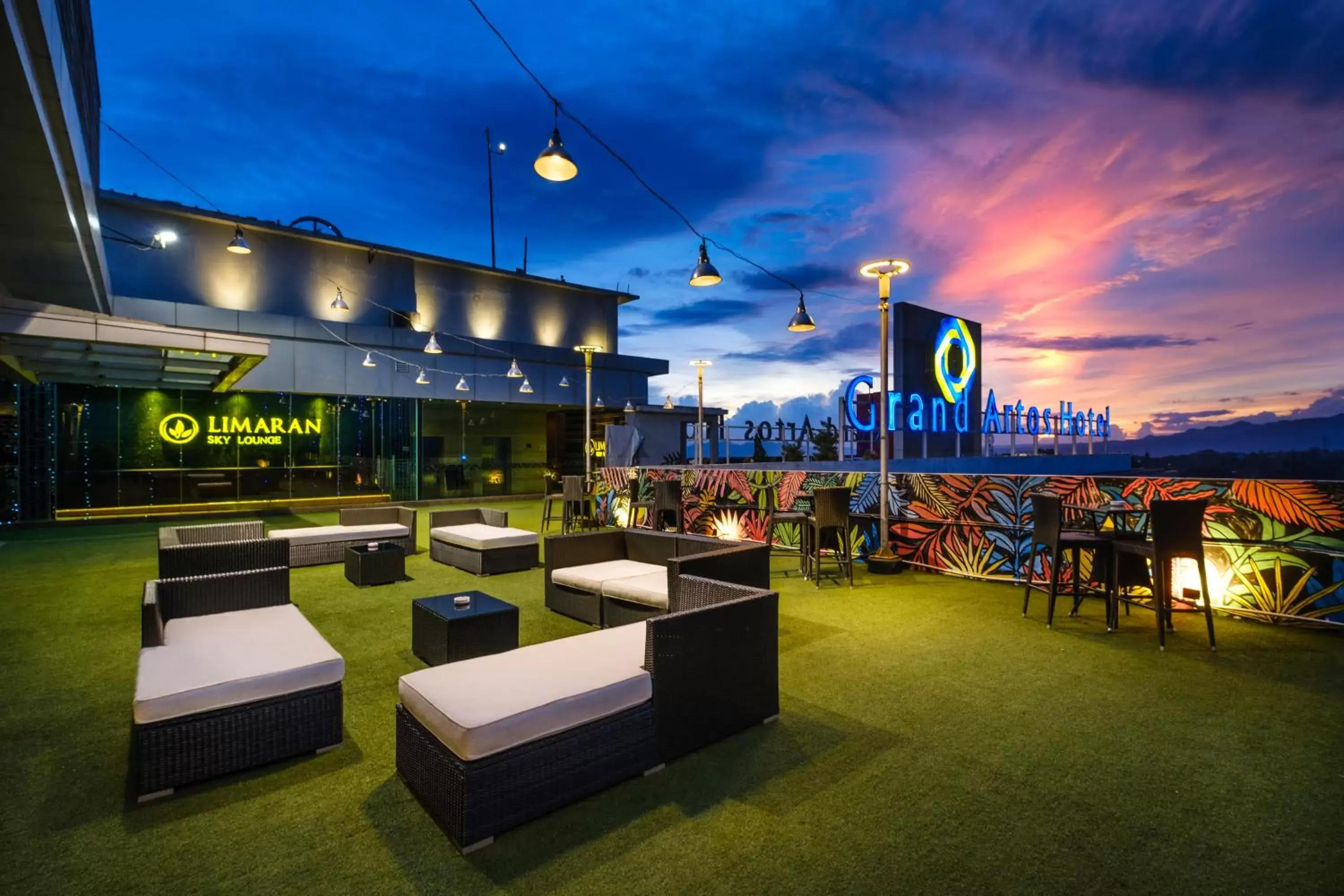 Lounge or bar in Grand Artos Hotel & Convention Lounge or bar in Grand Artos Hotel & Convention