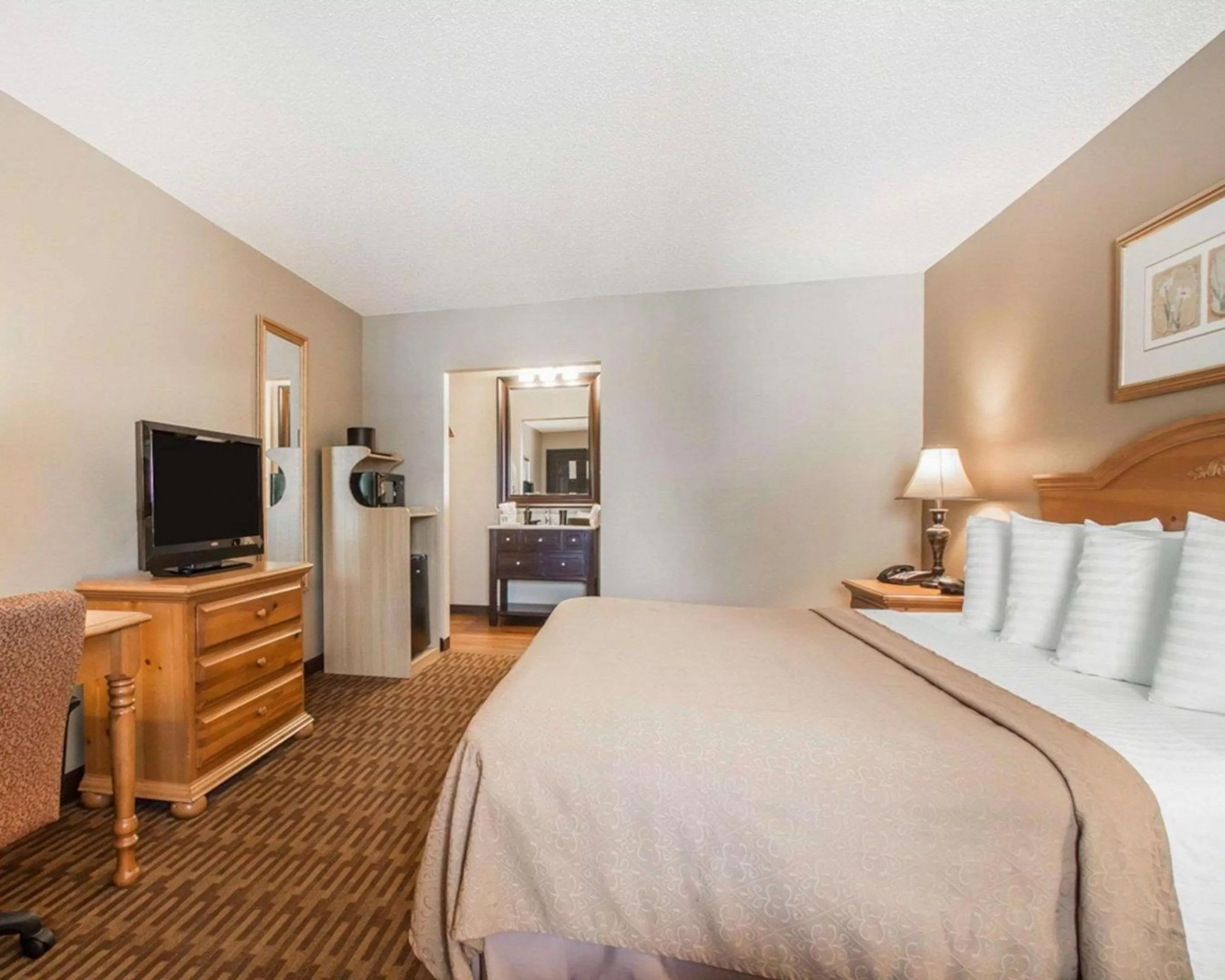 Photo of the whole room, Bed in Quality Inn US65 & E Battlefield Rd Springfield