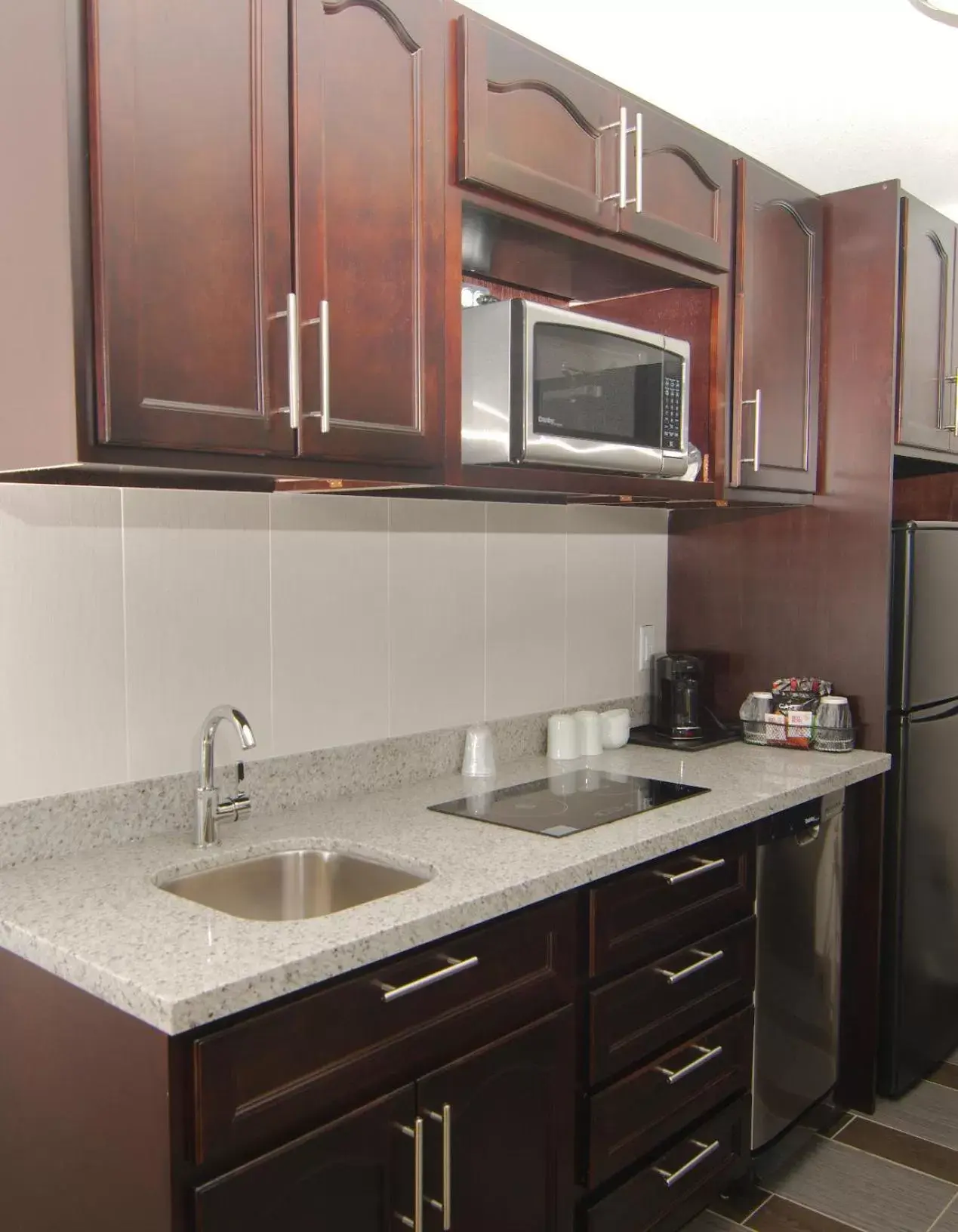 Kitchen or kitchenette, Kitchen/Kitchenette in Paradise Inn and Suites Redwater