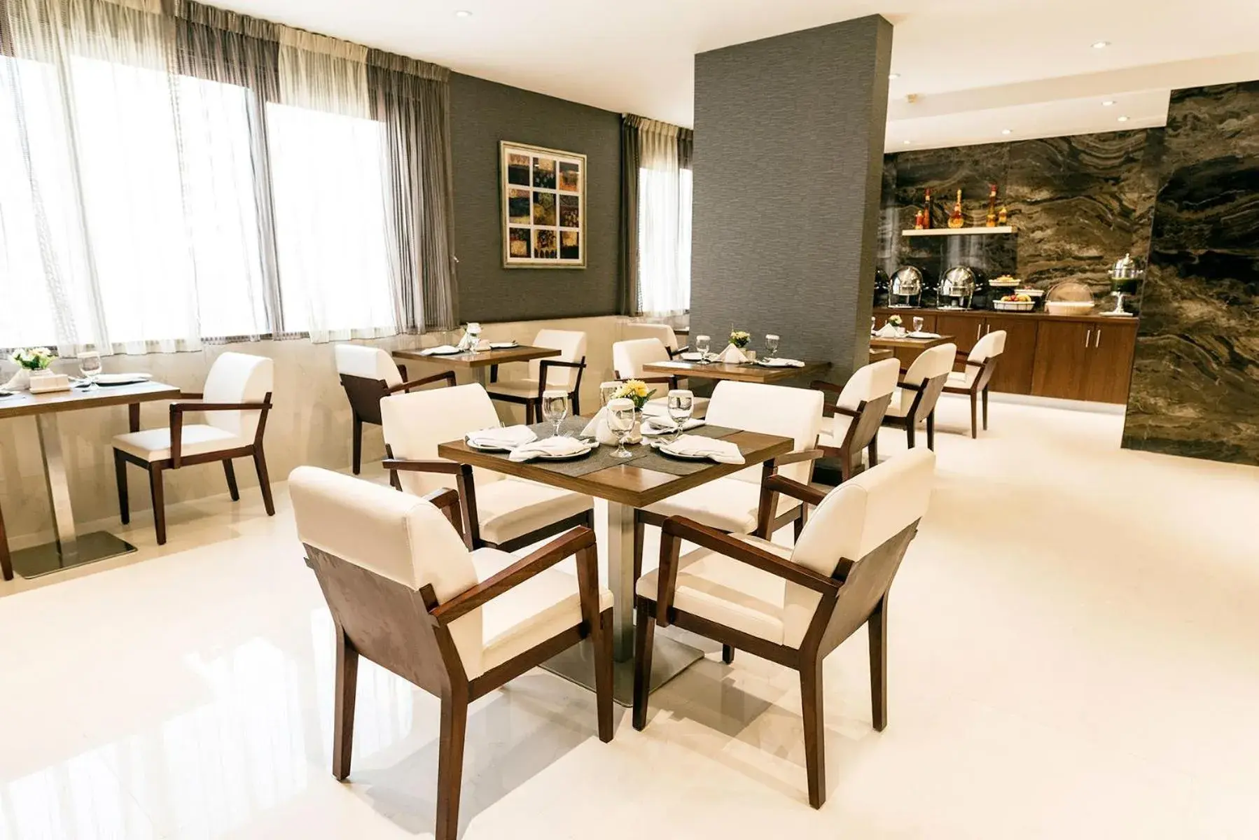 Dining area, Restaurant/Places to Eat in Emirates Plaza Hotel