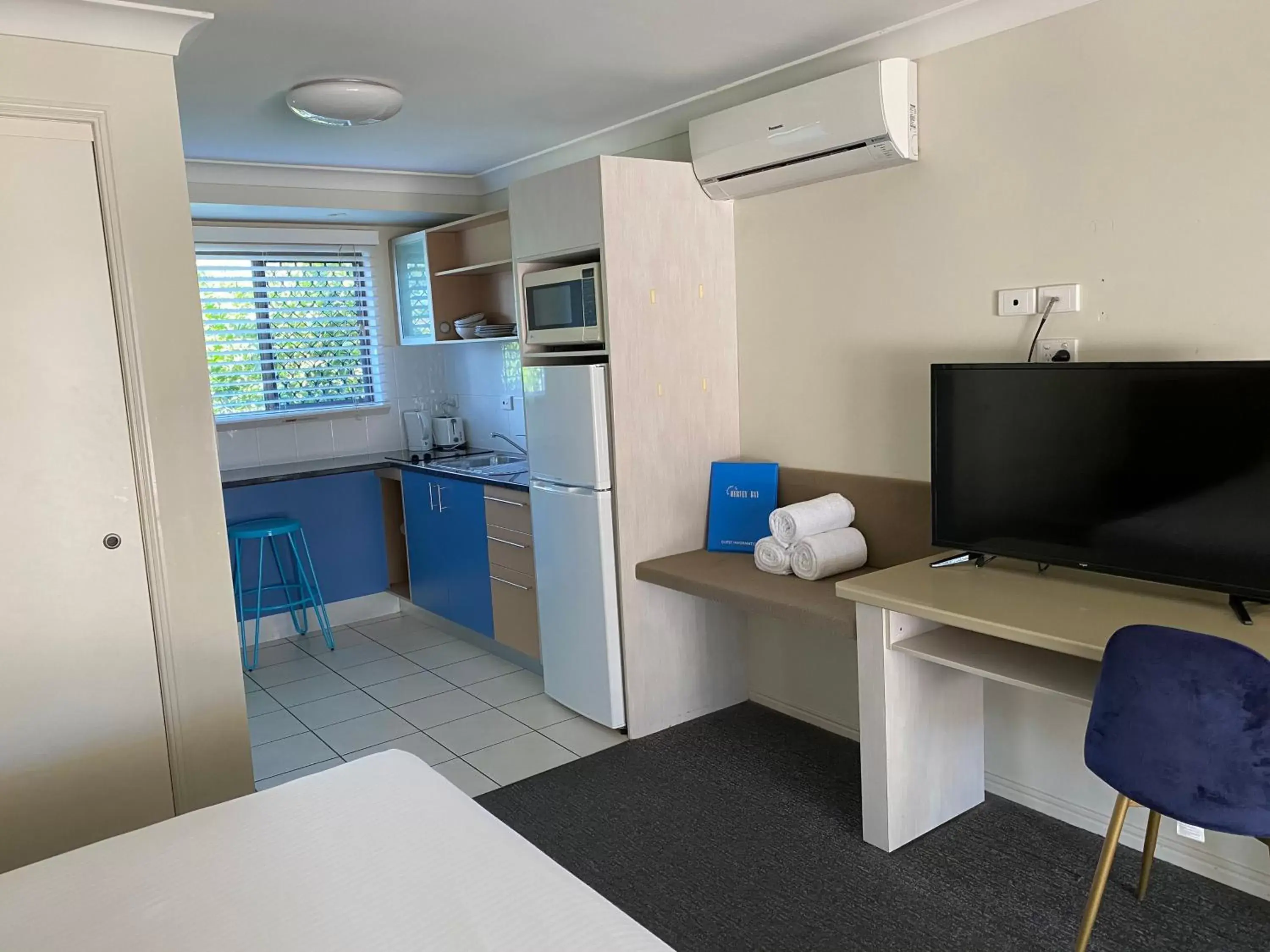 Kitchen or kitchenette, Kitchen/Kitchenette in Hervey Bay Motel