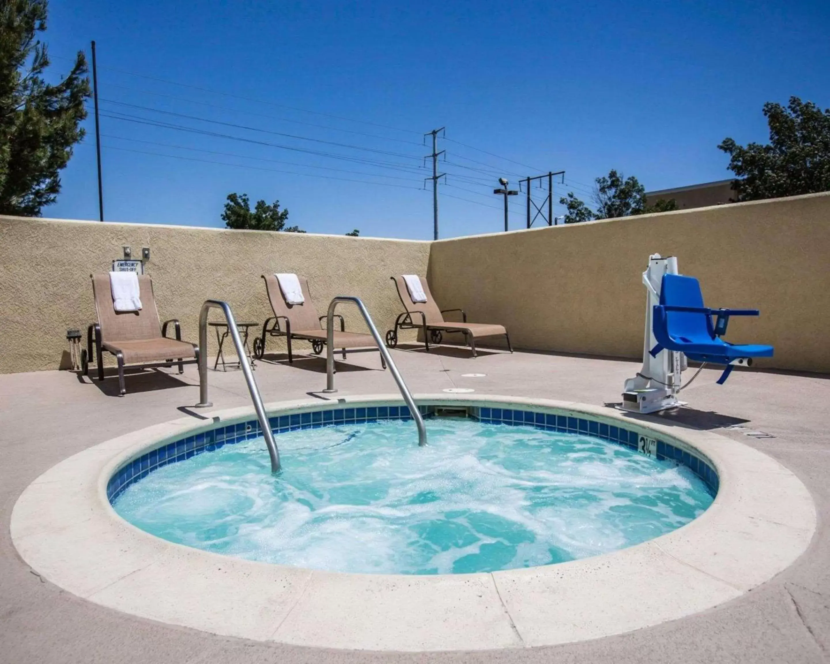 Hot Tub, Swimming Pool in Comfort Suites Victorville-Hesperia