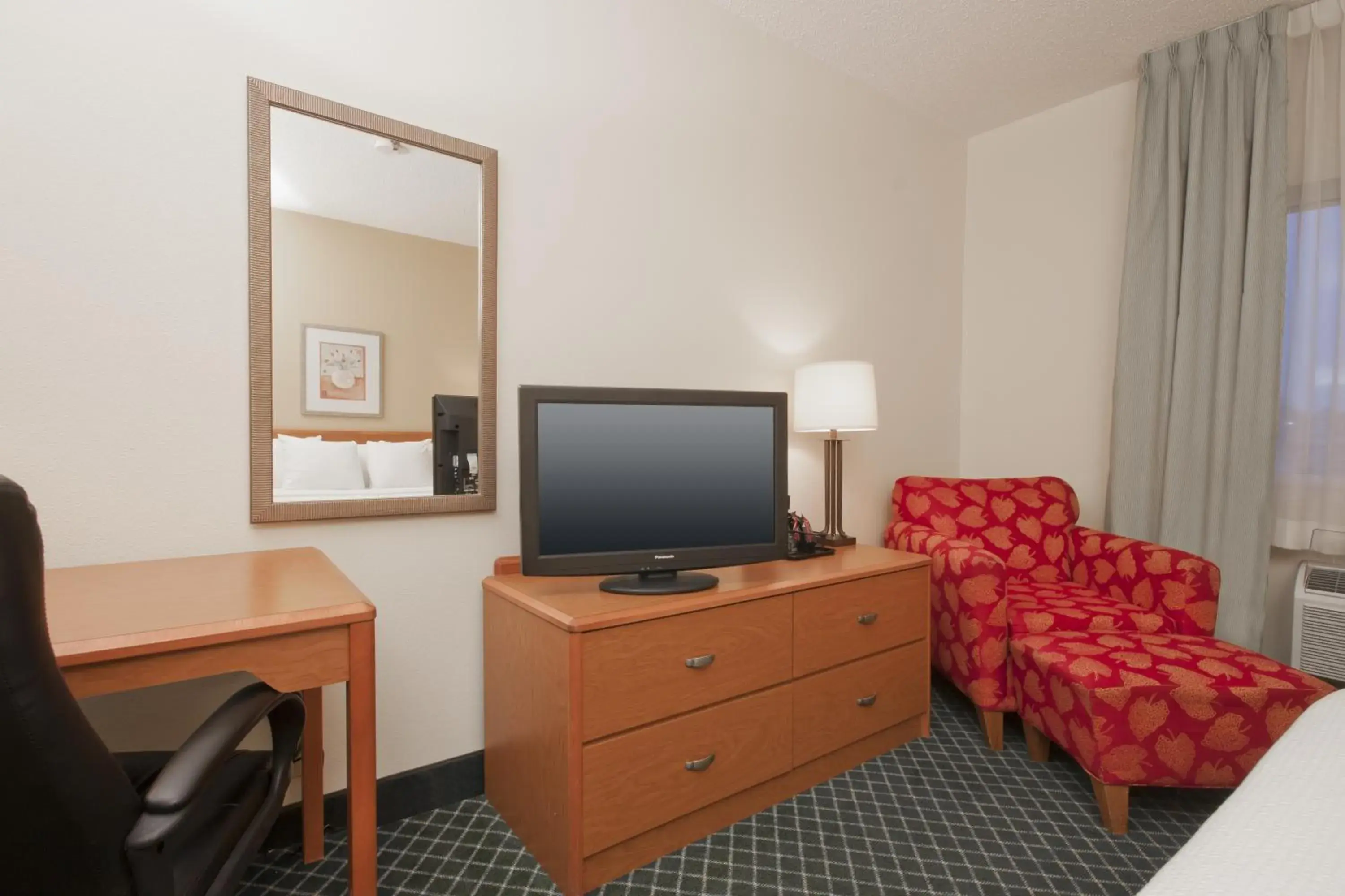 TV and multimedia, TV/Entertainment Center in AmericInn by Wyndham Davenport