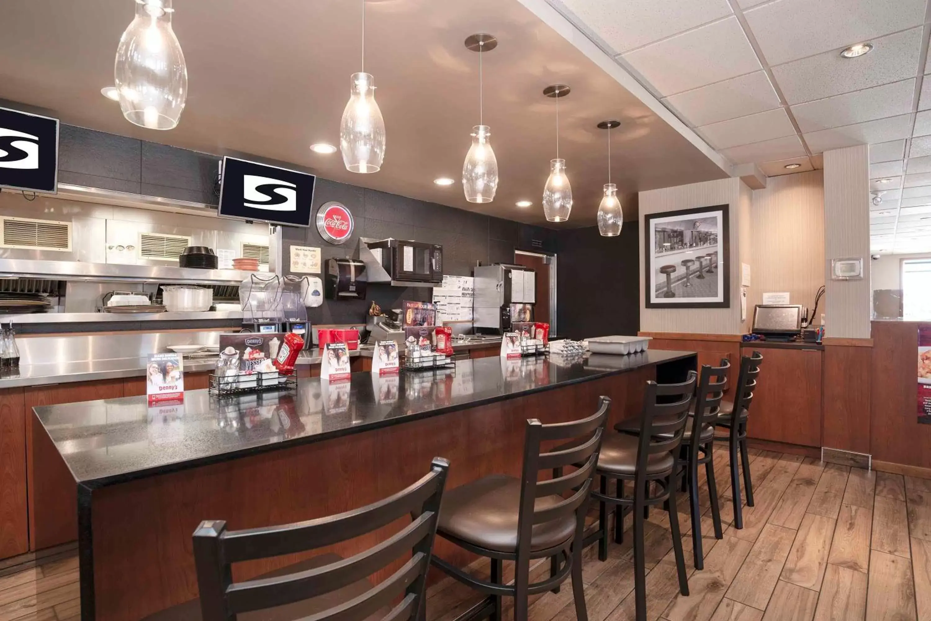 Restaurant/places to eat, Lounge/Bar in Sandman Hotel Cranbrook