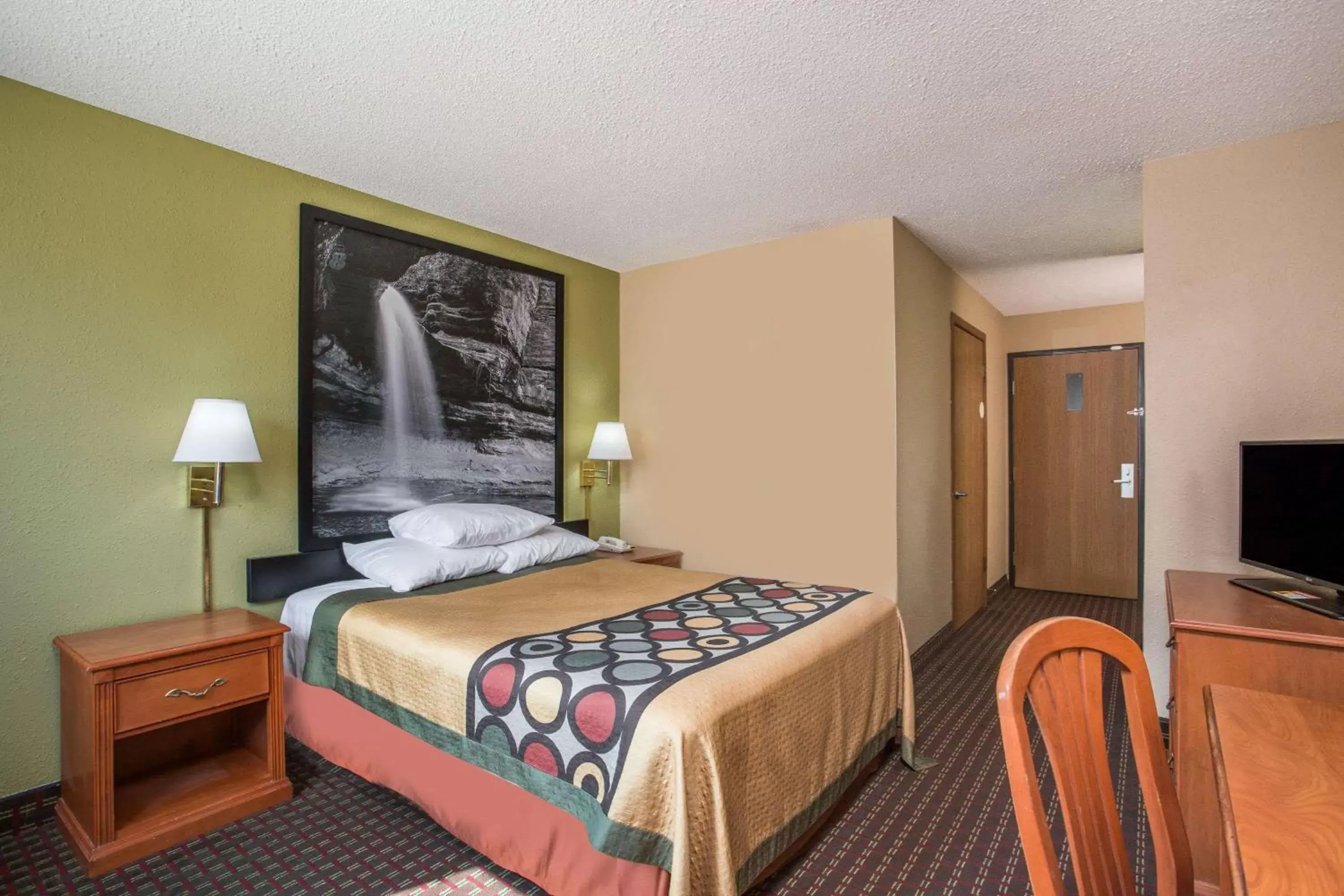 Photo of the whole room, Bed in Super 8 by Wyndham Mendota