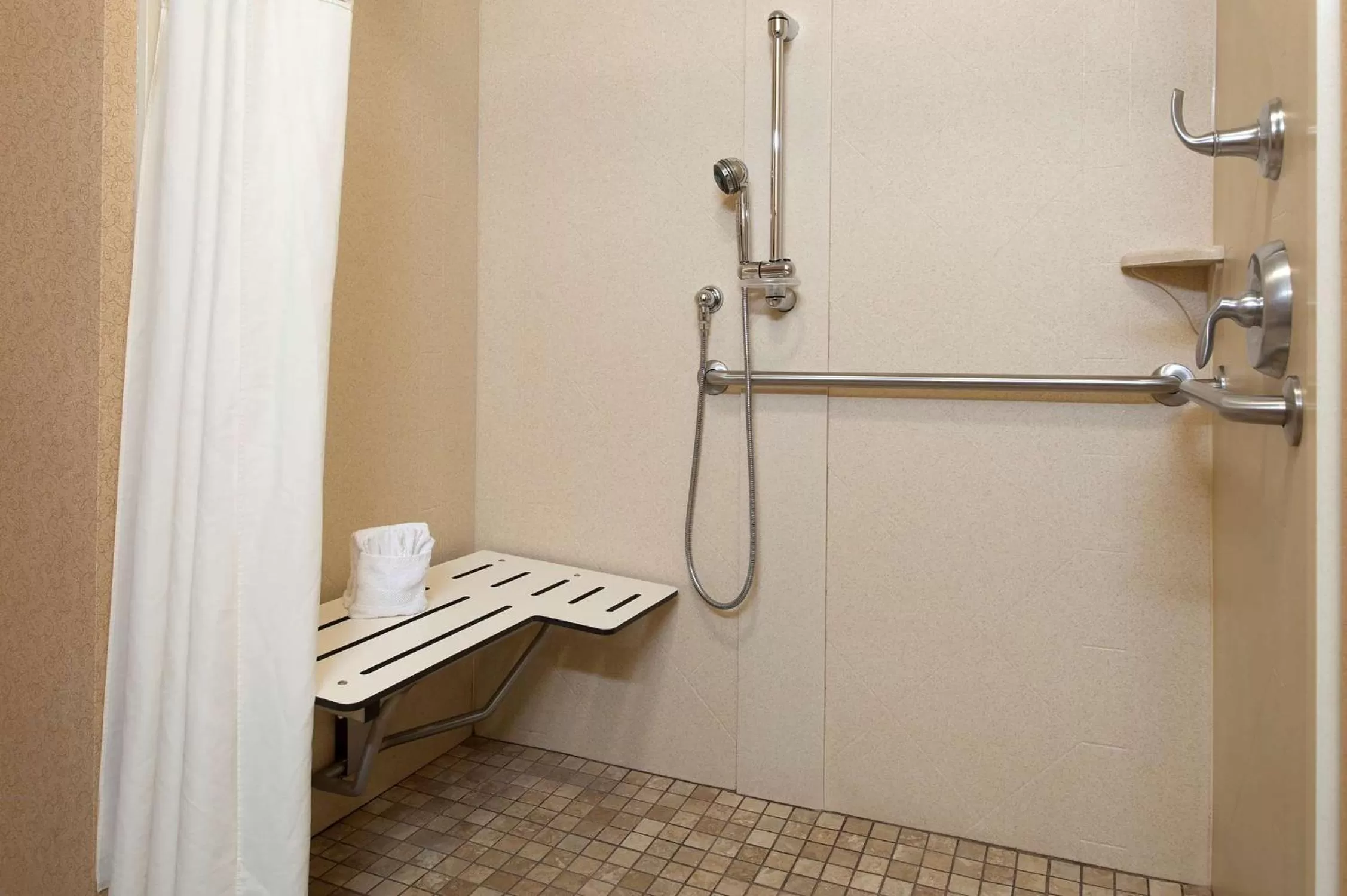 Bathroom in Hampton Inn Macomb