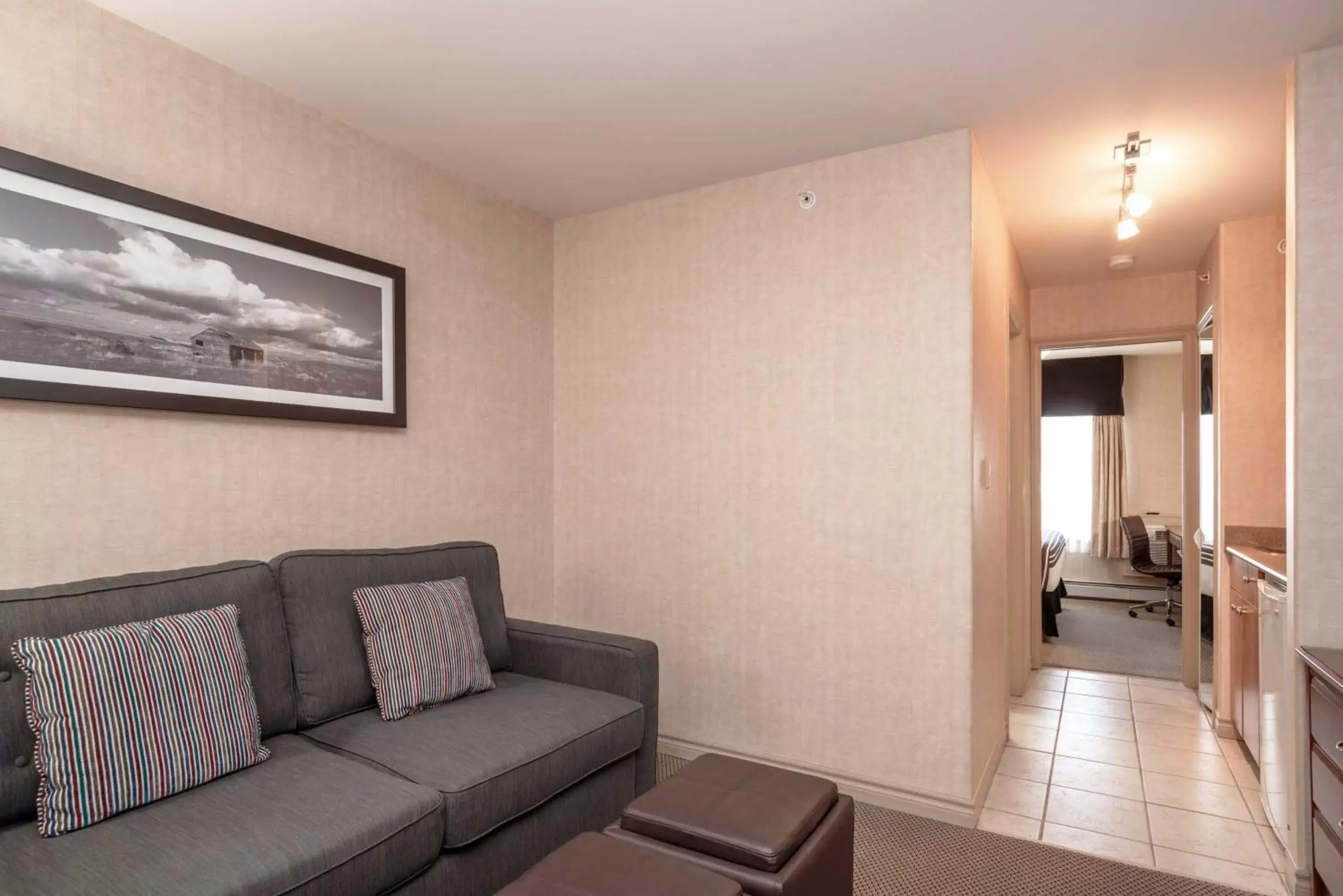Bedroom, Seating Area in Sandman Hotel & Suites Regina