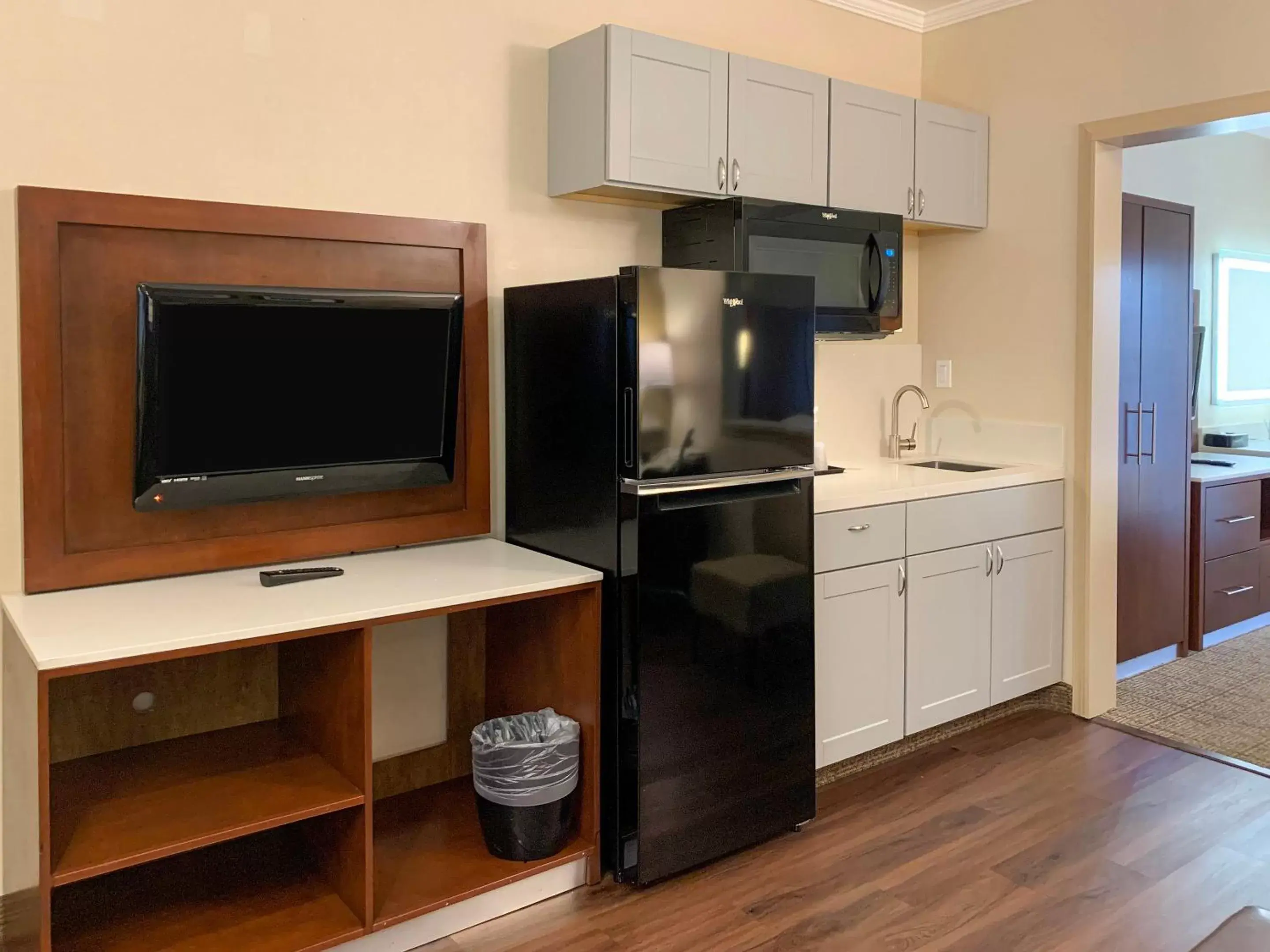 TV/Entertainment Center in MainStay Suites John Wayne Airport, a Choice Hotel