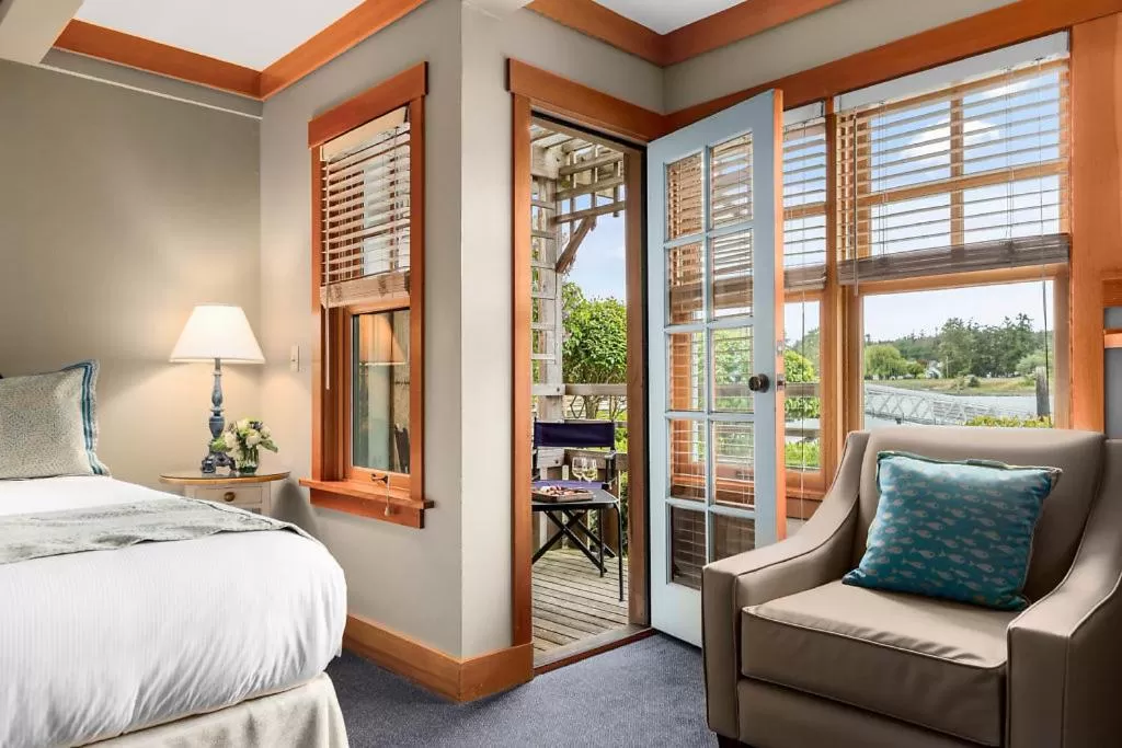 Bed in La Conner Channel Lodge