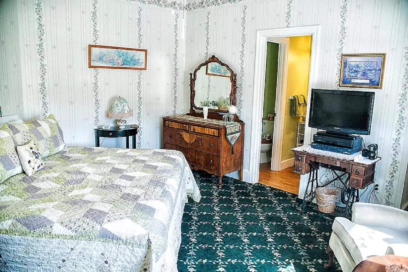 Bed in Anchorage Inn B&B