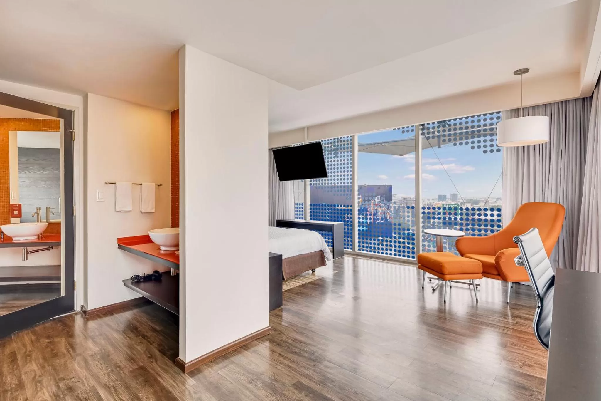 Photo of the whole room, Bed in Fiesta Inn Insurgentes Viaducto