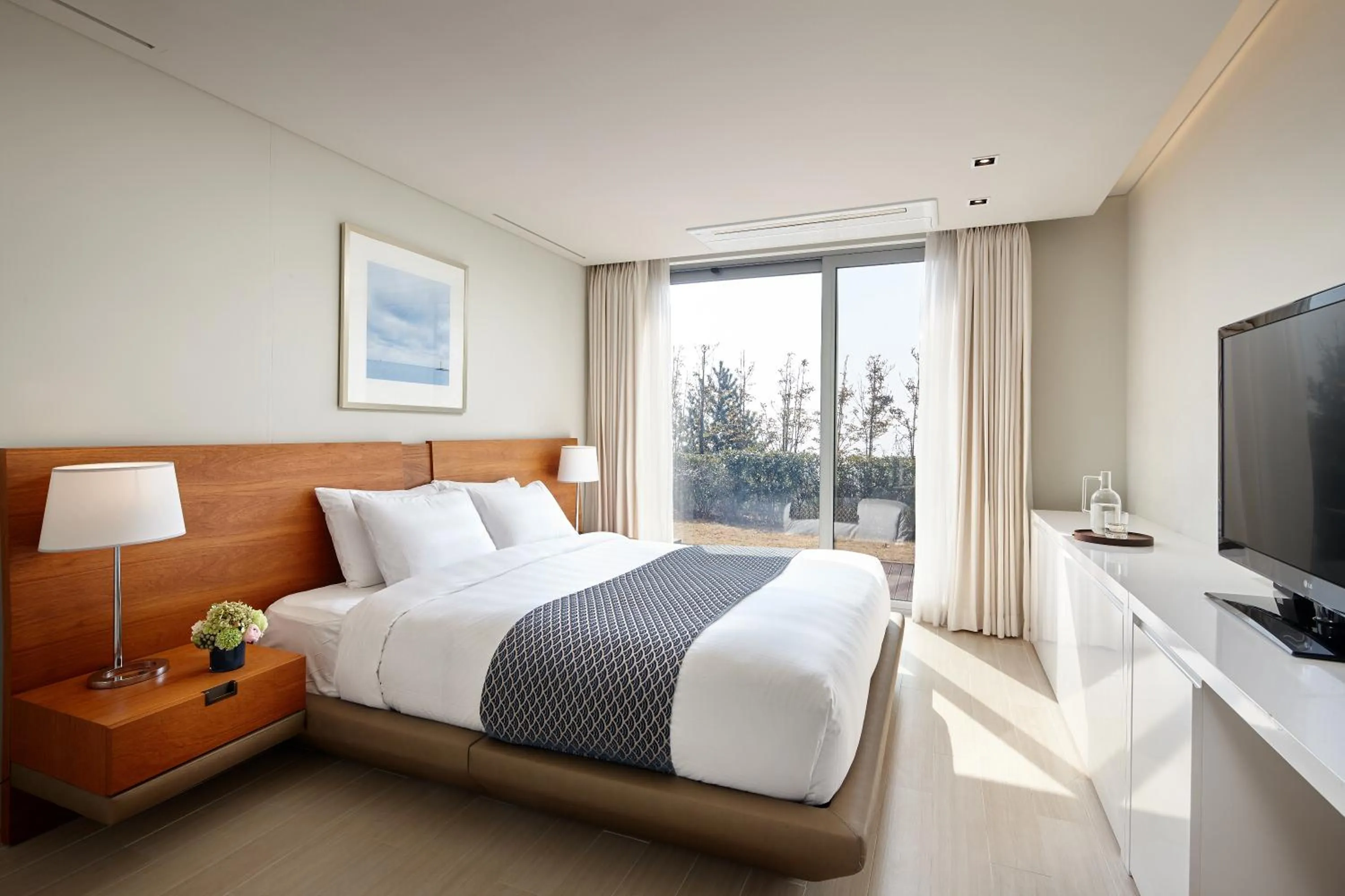 Bedroom, Bed in Lotte Resort Jeju Artvillas