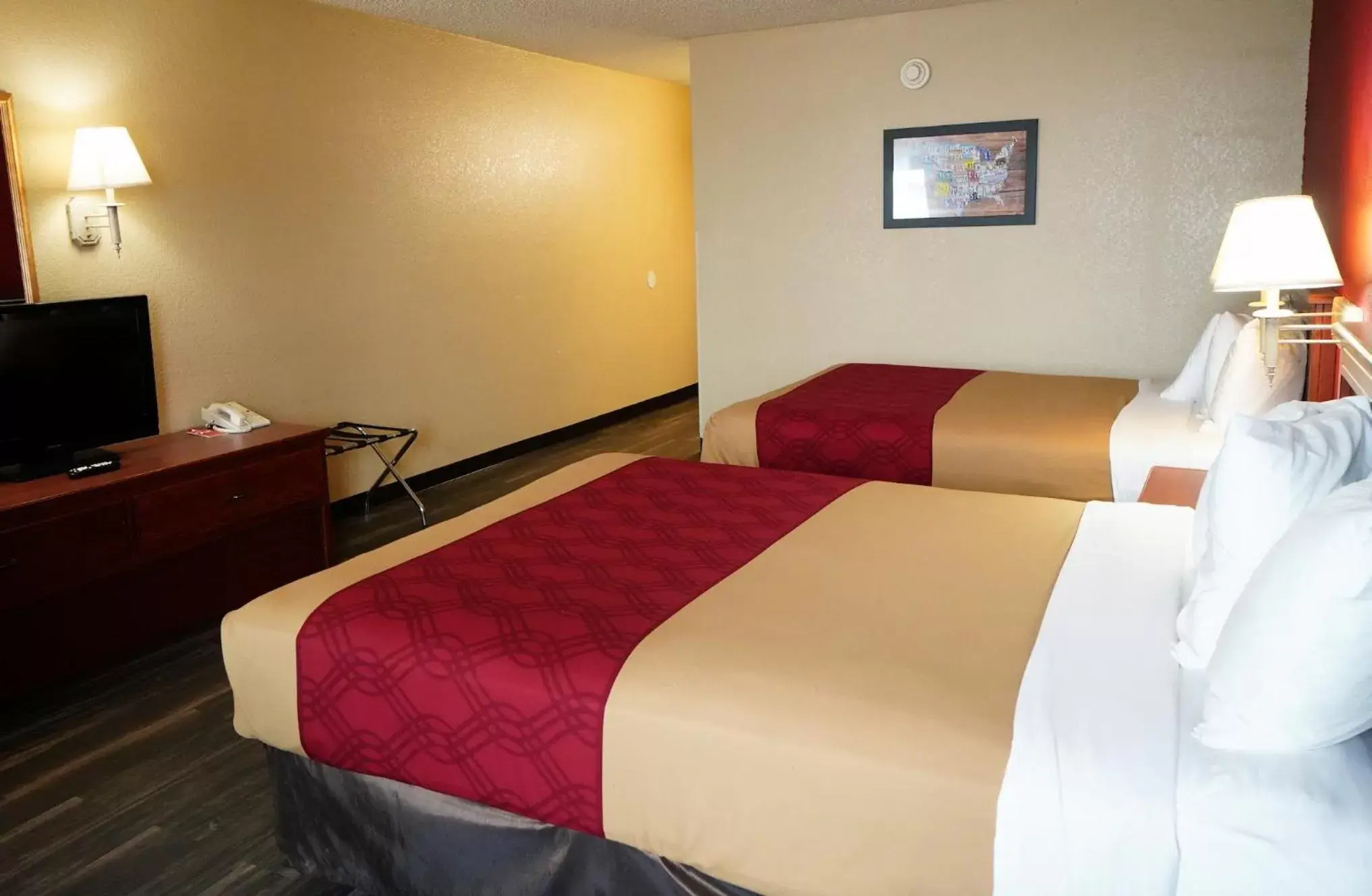 Photo of the whole room, Bed in Econo Lodge Inn & Suites Kearney