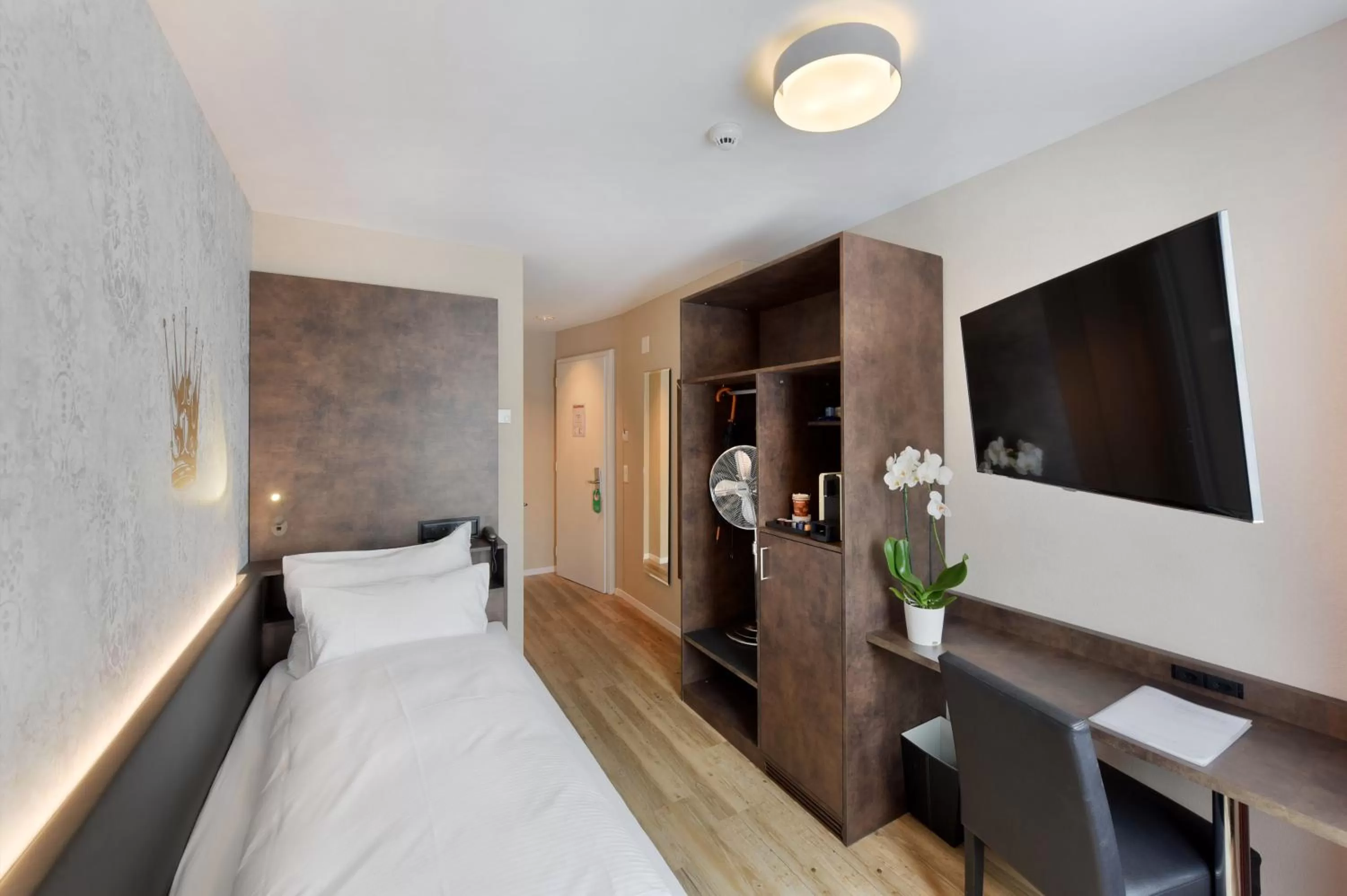 Photo of the whole room, Bed in Altstadt Hotel Krone Luzern