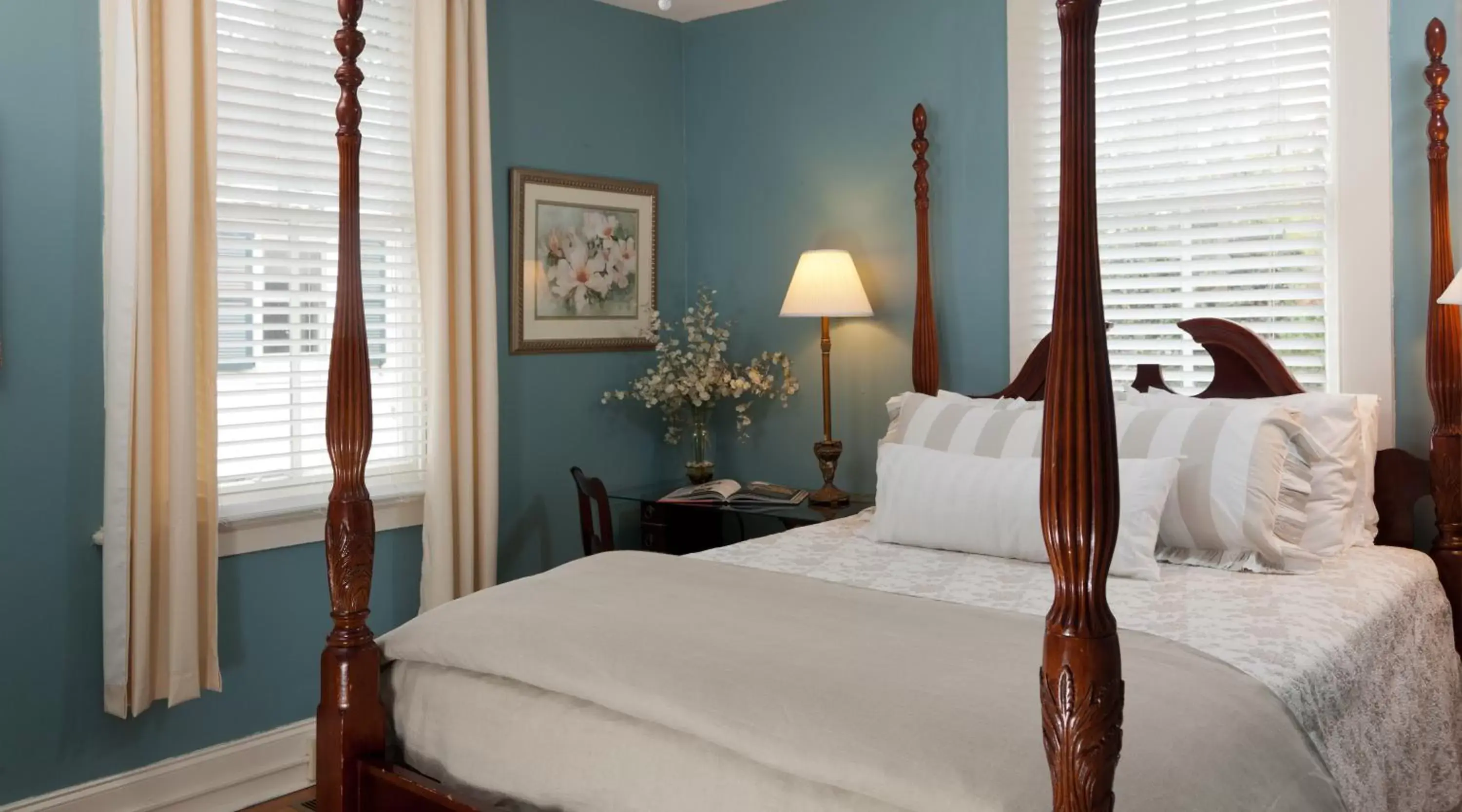 Bedroom, Room Photo in Azalea Inn and Villas