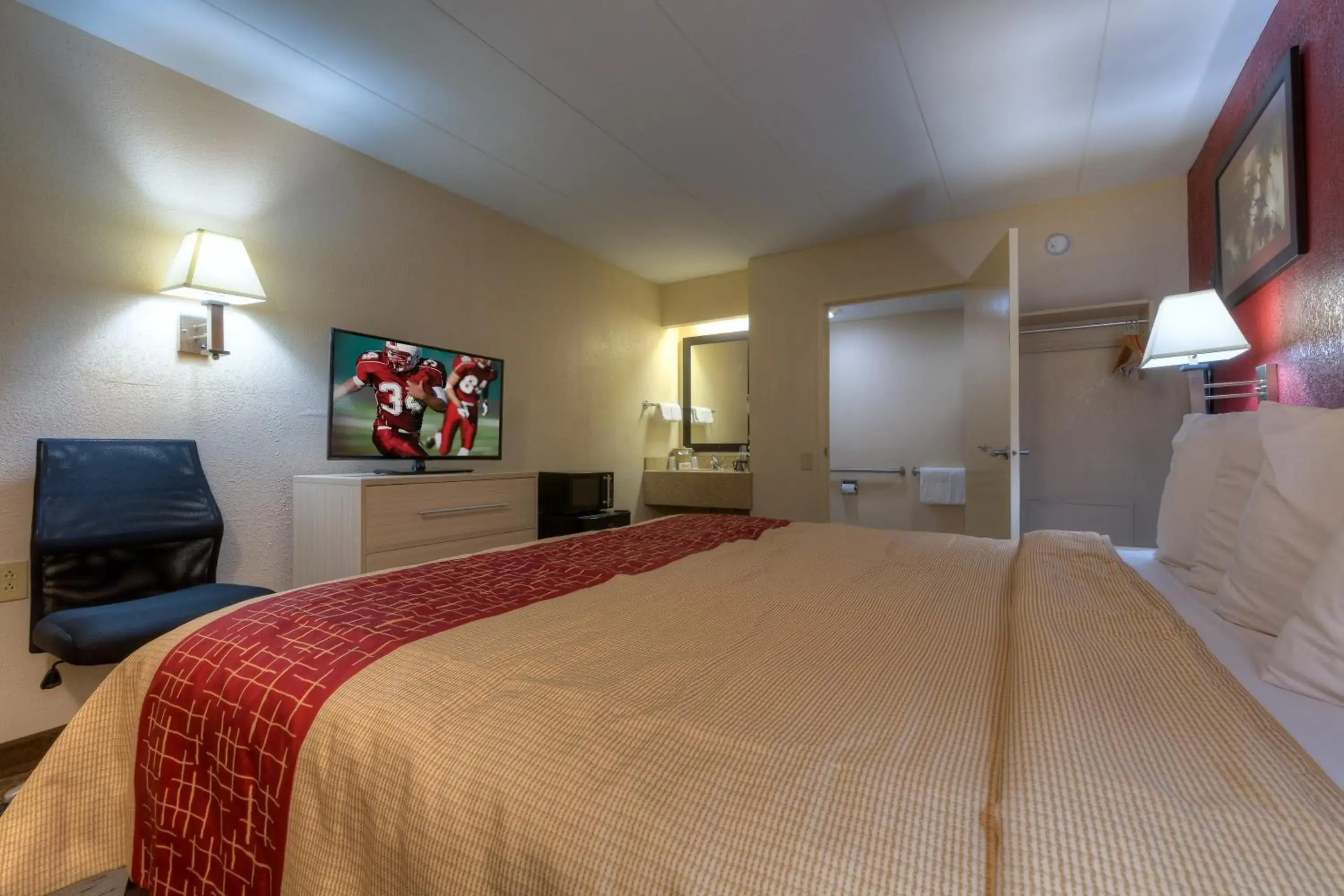 Photo of the whole room, Bed in Red Roof Inn Memphis East