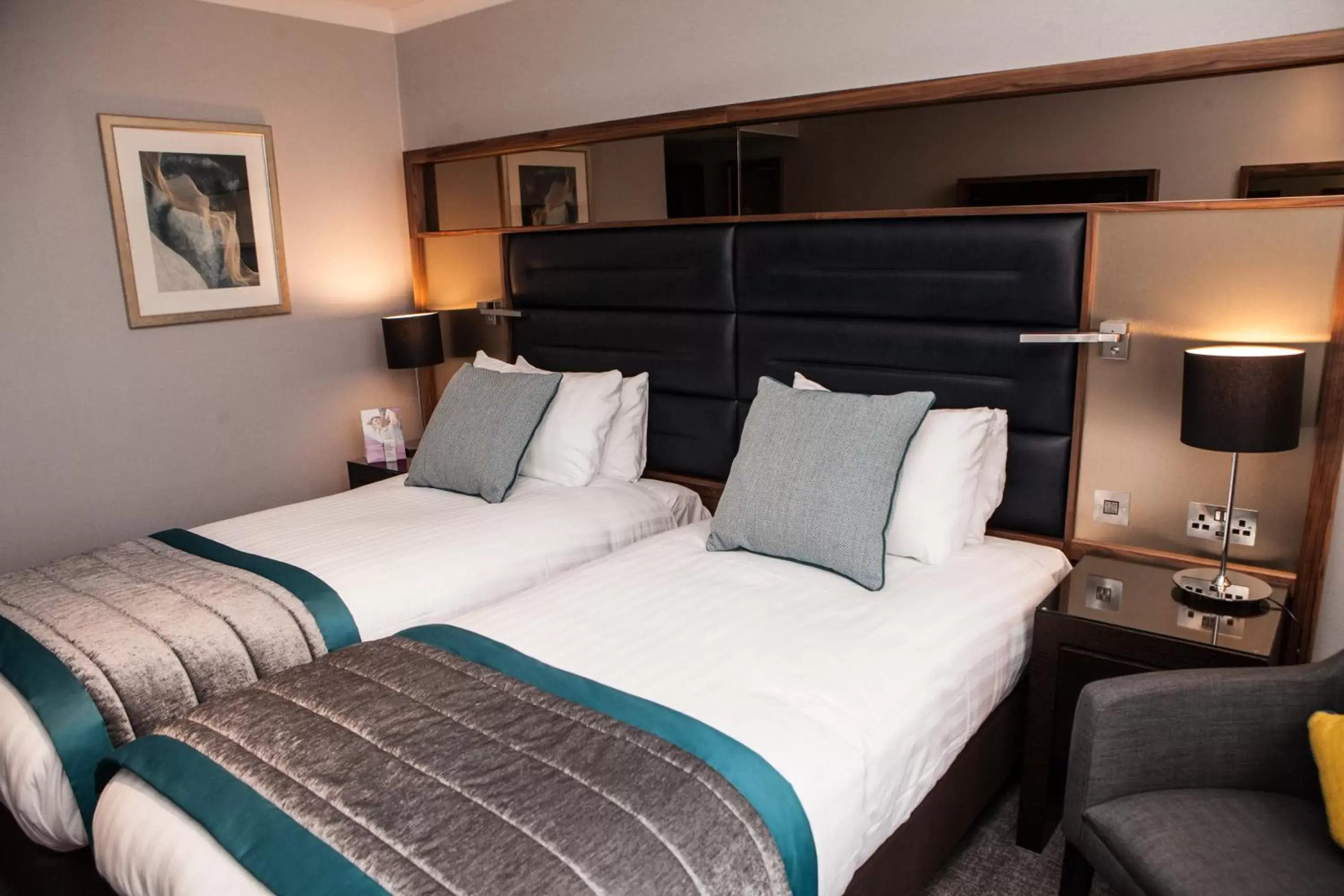 Bedroom, Bed in Crowne Plaza Felbridge - Gatwick, an IHG Hotel