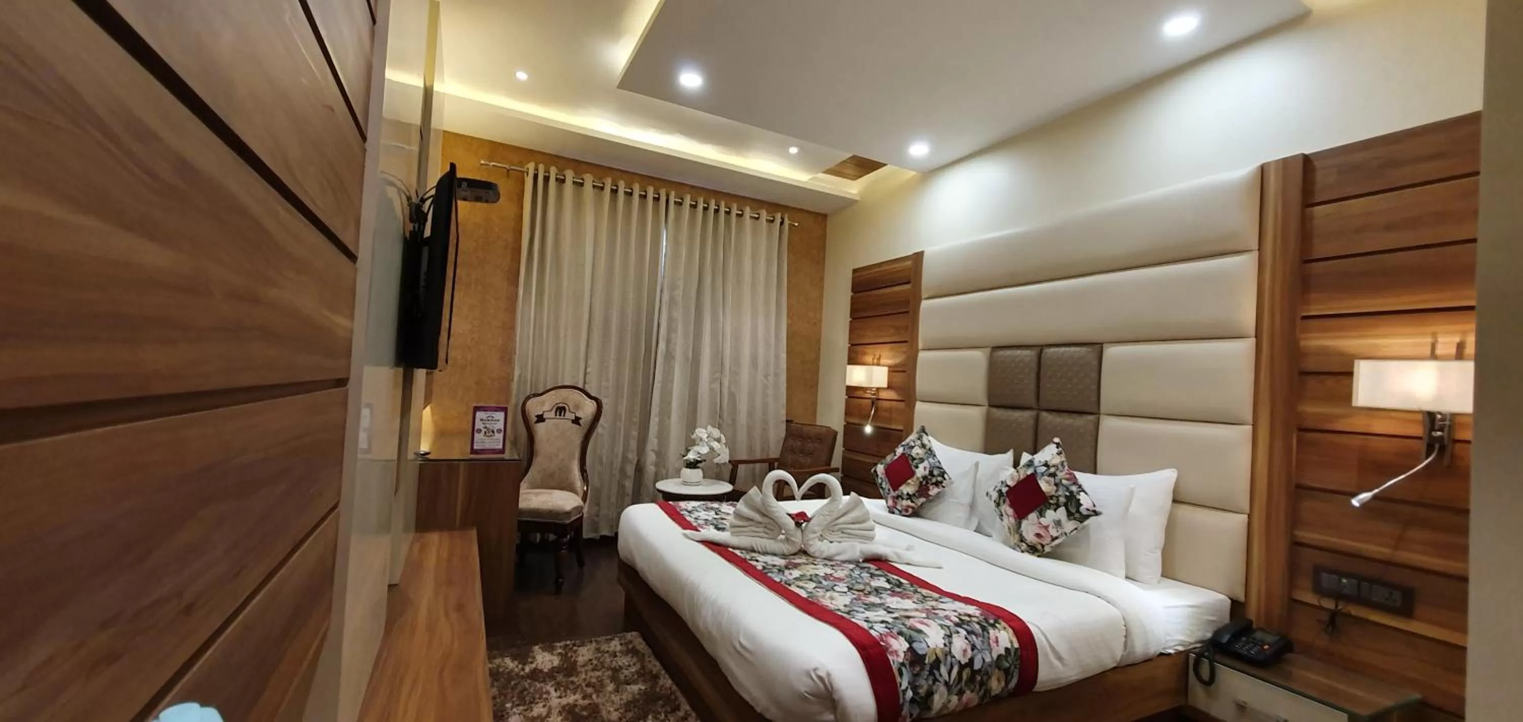 Bed in Hotel Makhan Residency