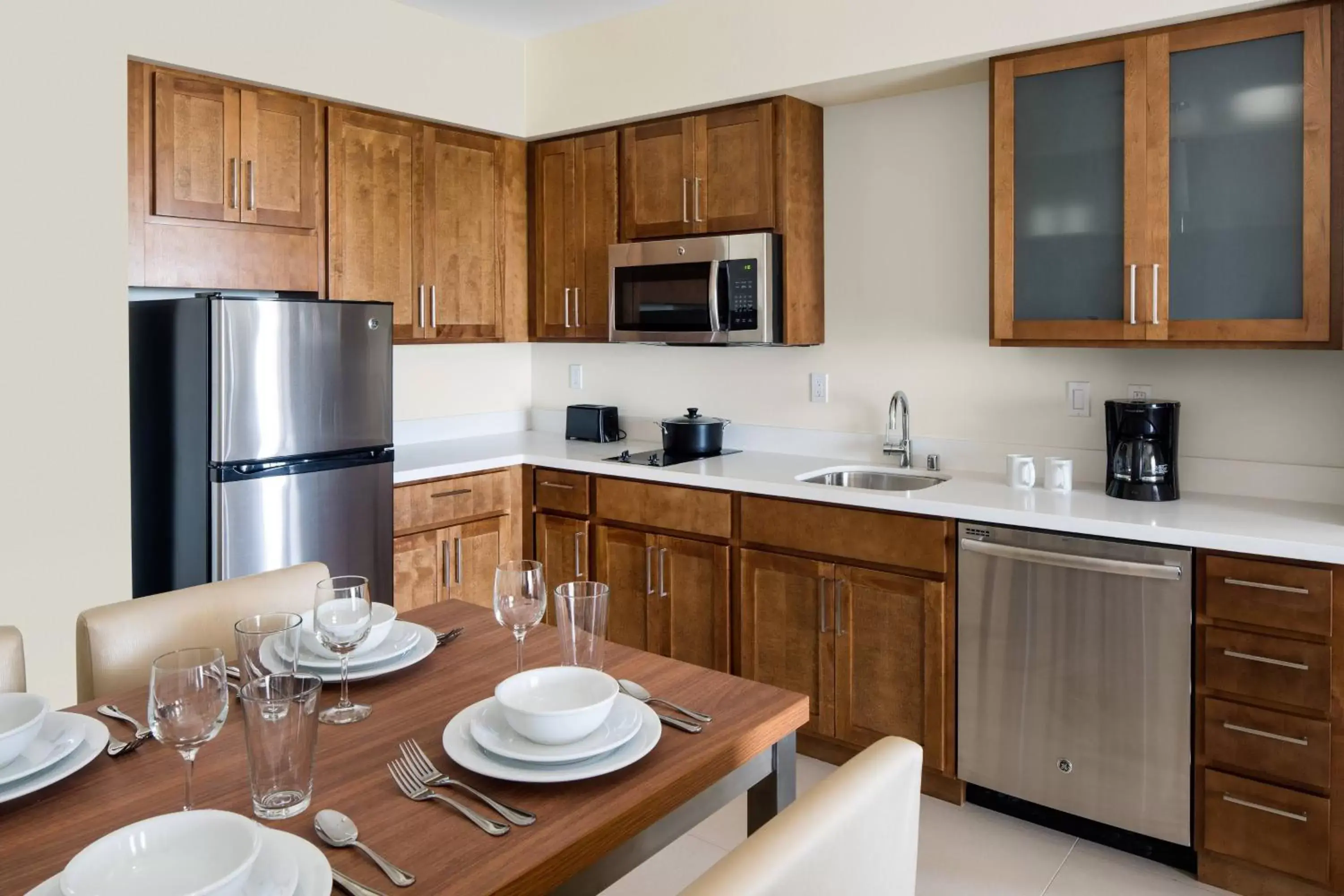 Bedroom, Kitchen/Kitchenette in Residence Inn by Marriott Maui Wailea