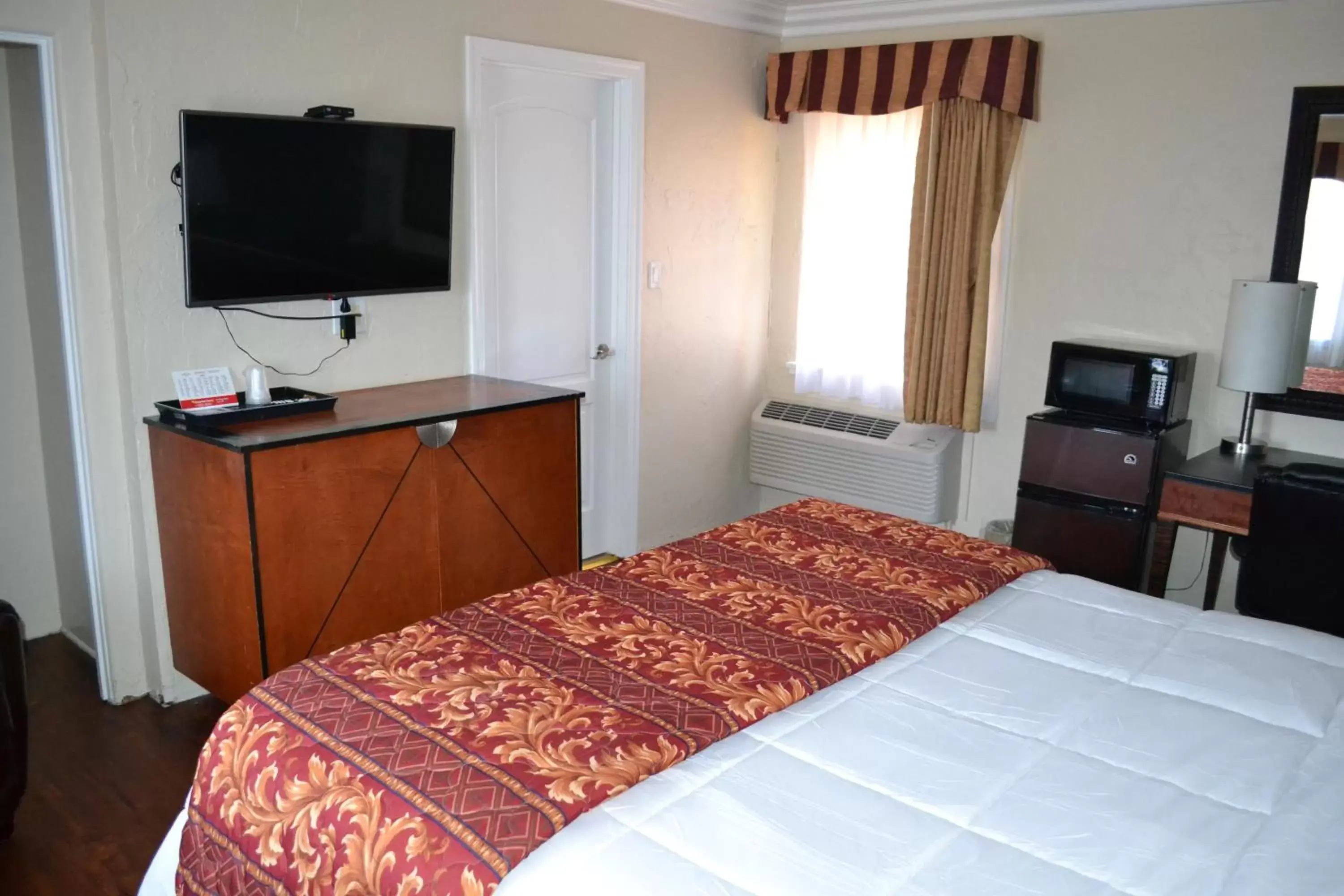 Bed, TV/Entertainment Center in Rex Motel