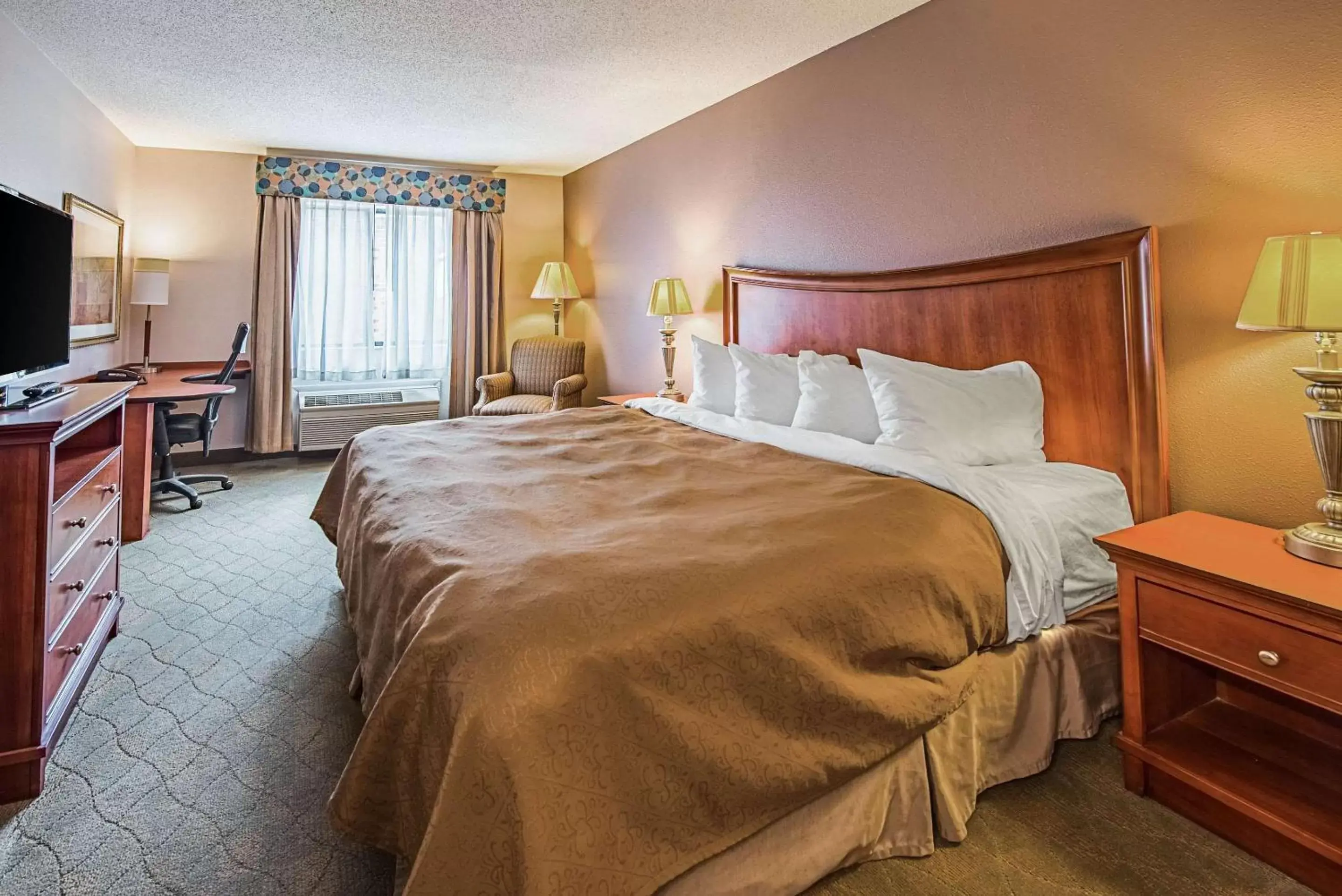 Photo of the whole room, Bed in Rodeway Inn Huntington