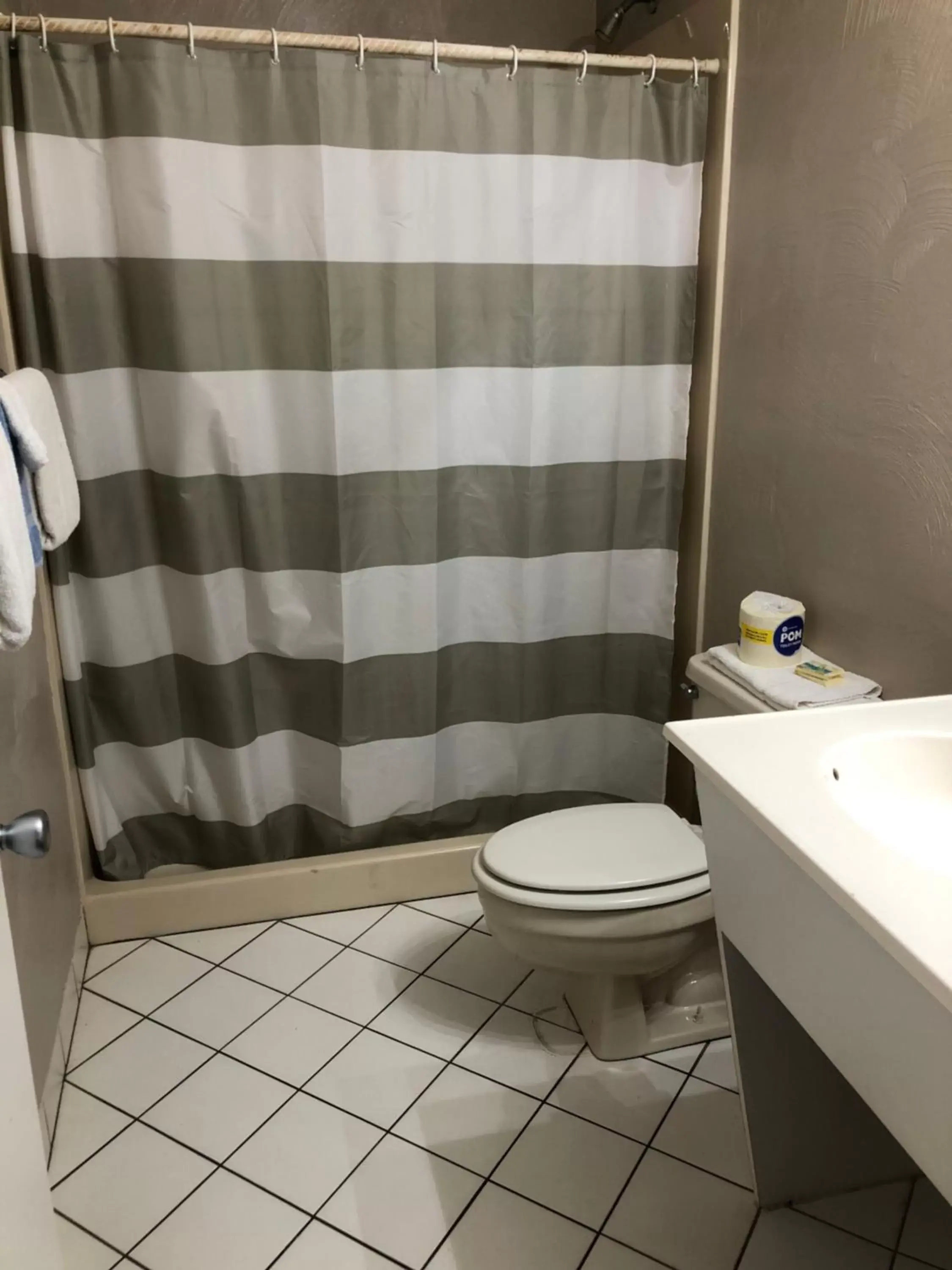 Bathroom in Pennwood Motor Lodge