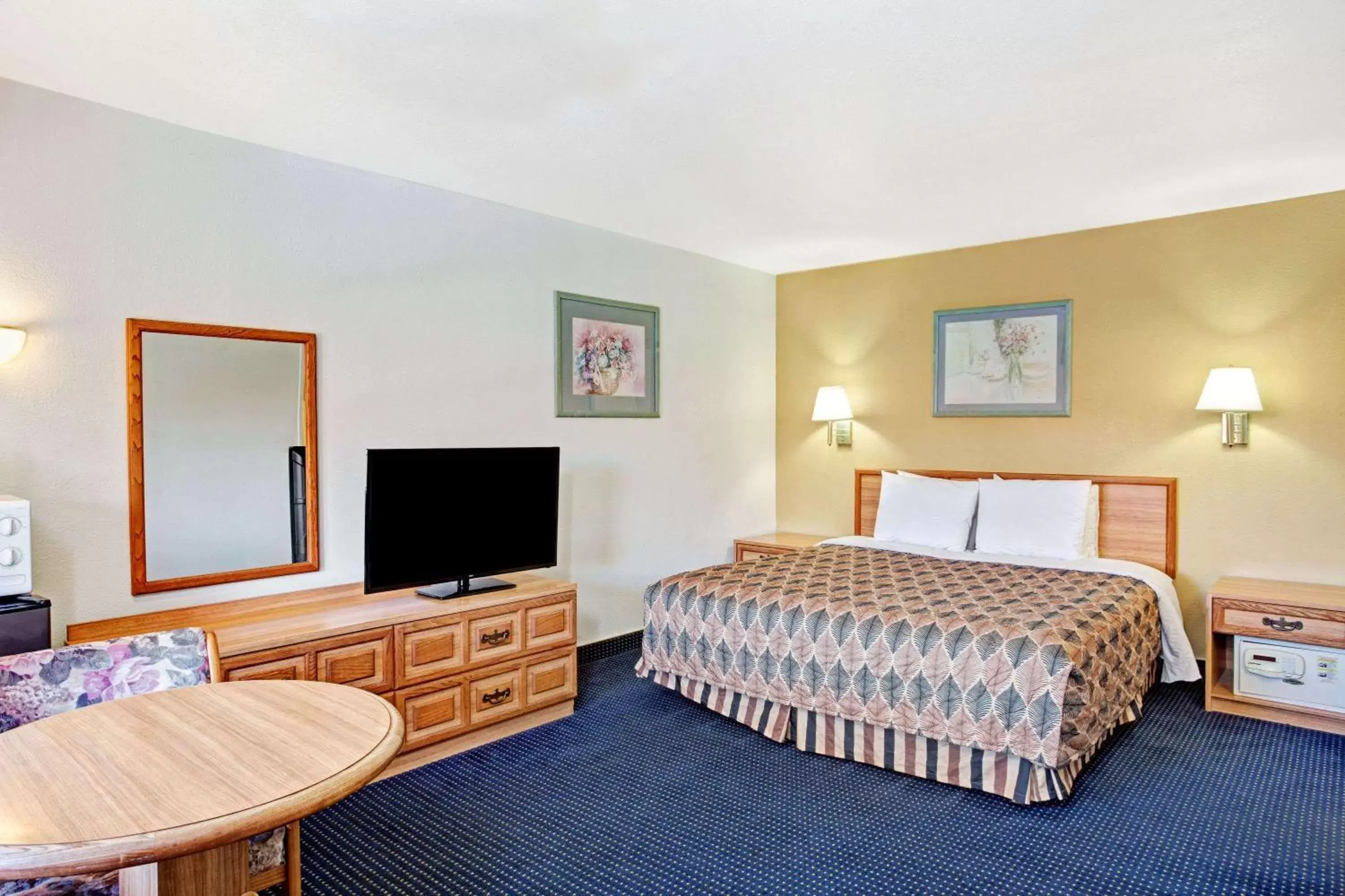 Photo of the whole room, Bed in Travelodge by Wyndham Banning Casino and Outlet Mall
