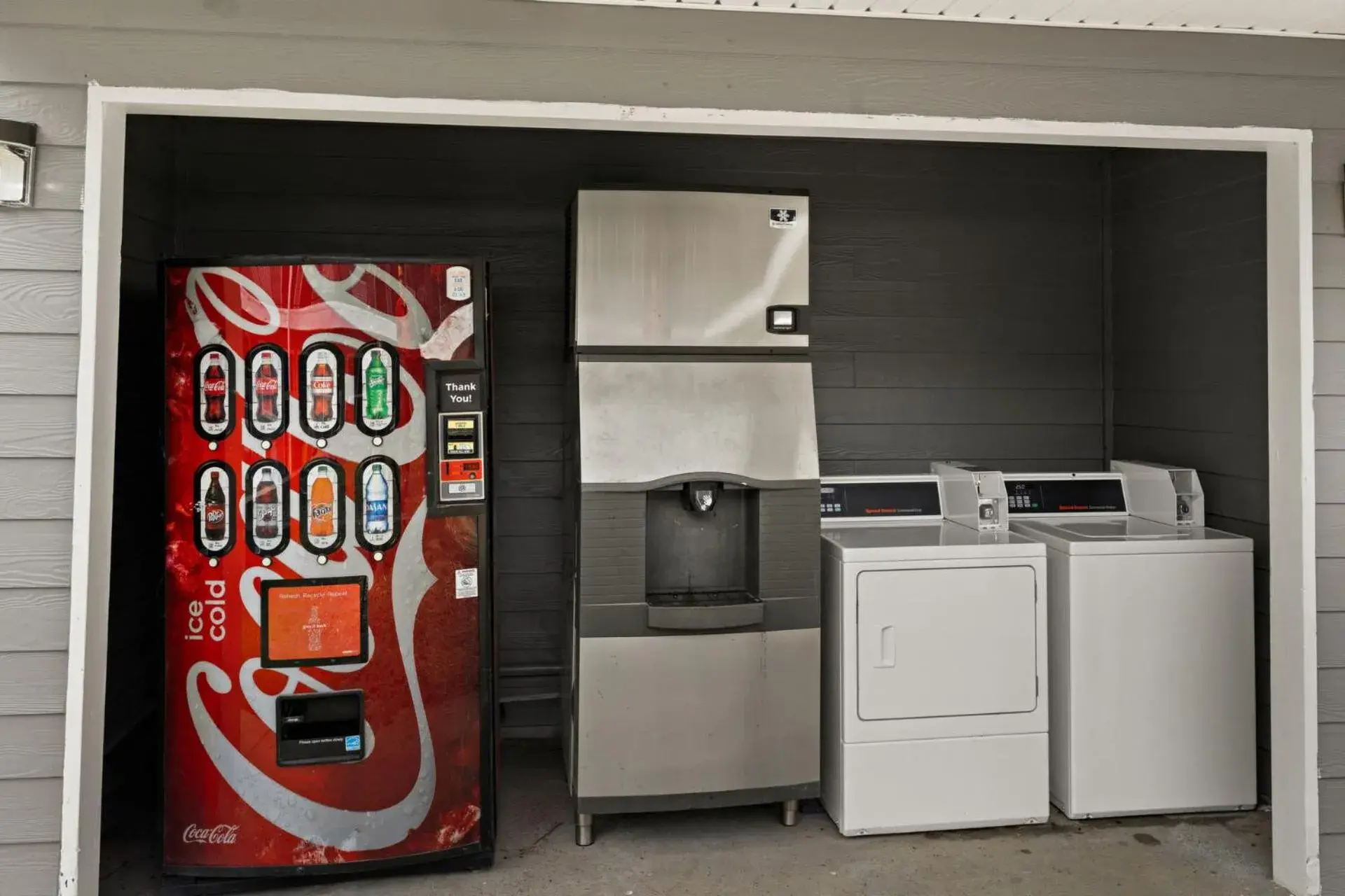 vending machine, Kitchen/Kitchenette in Travelodge by Wyndham Ocean Springs