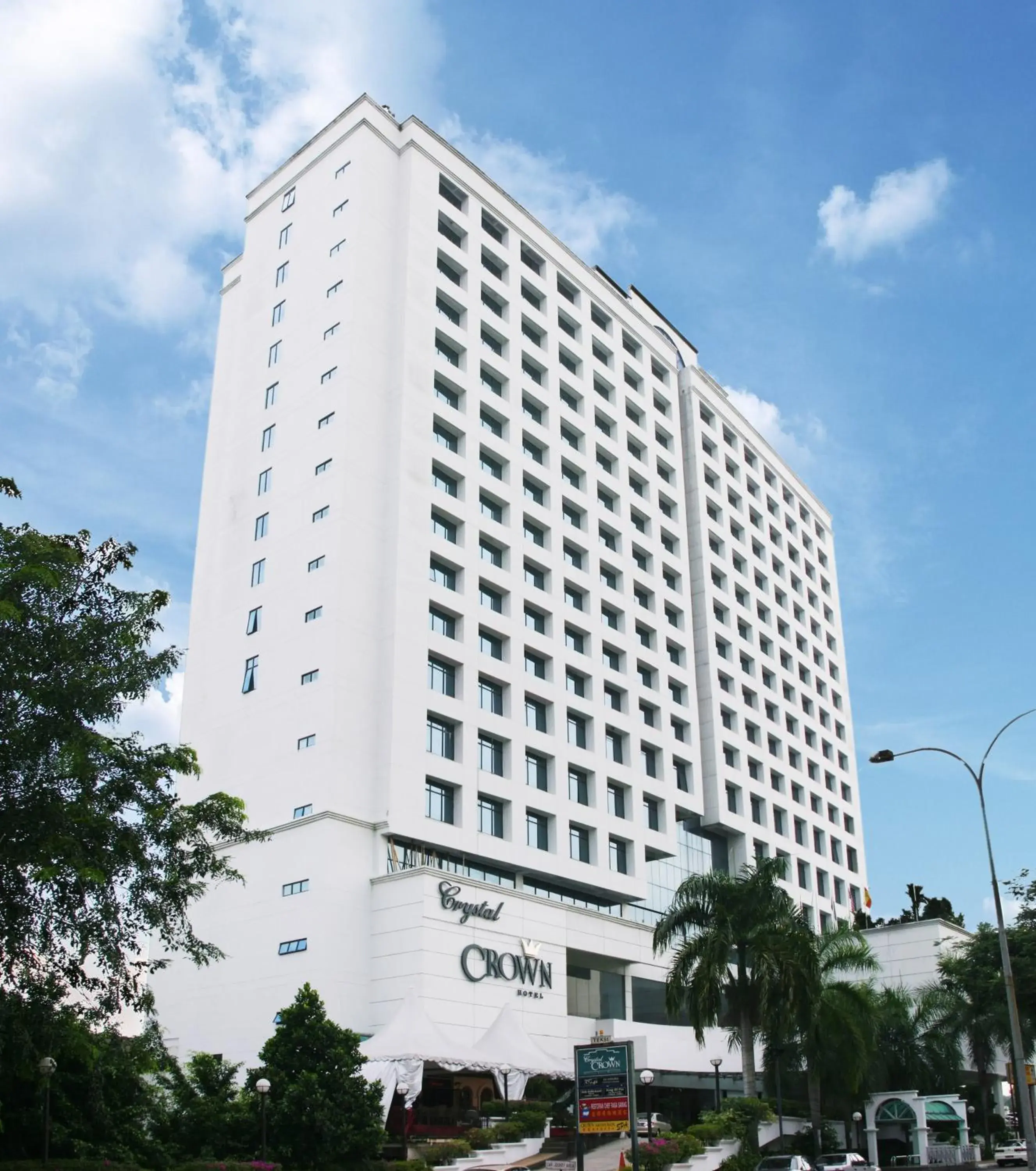 Property building in Crystal Crown Hotel Petaling Jaya Property building in Crystal Crown Hotel Petaling Jaya