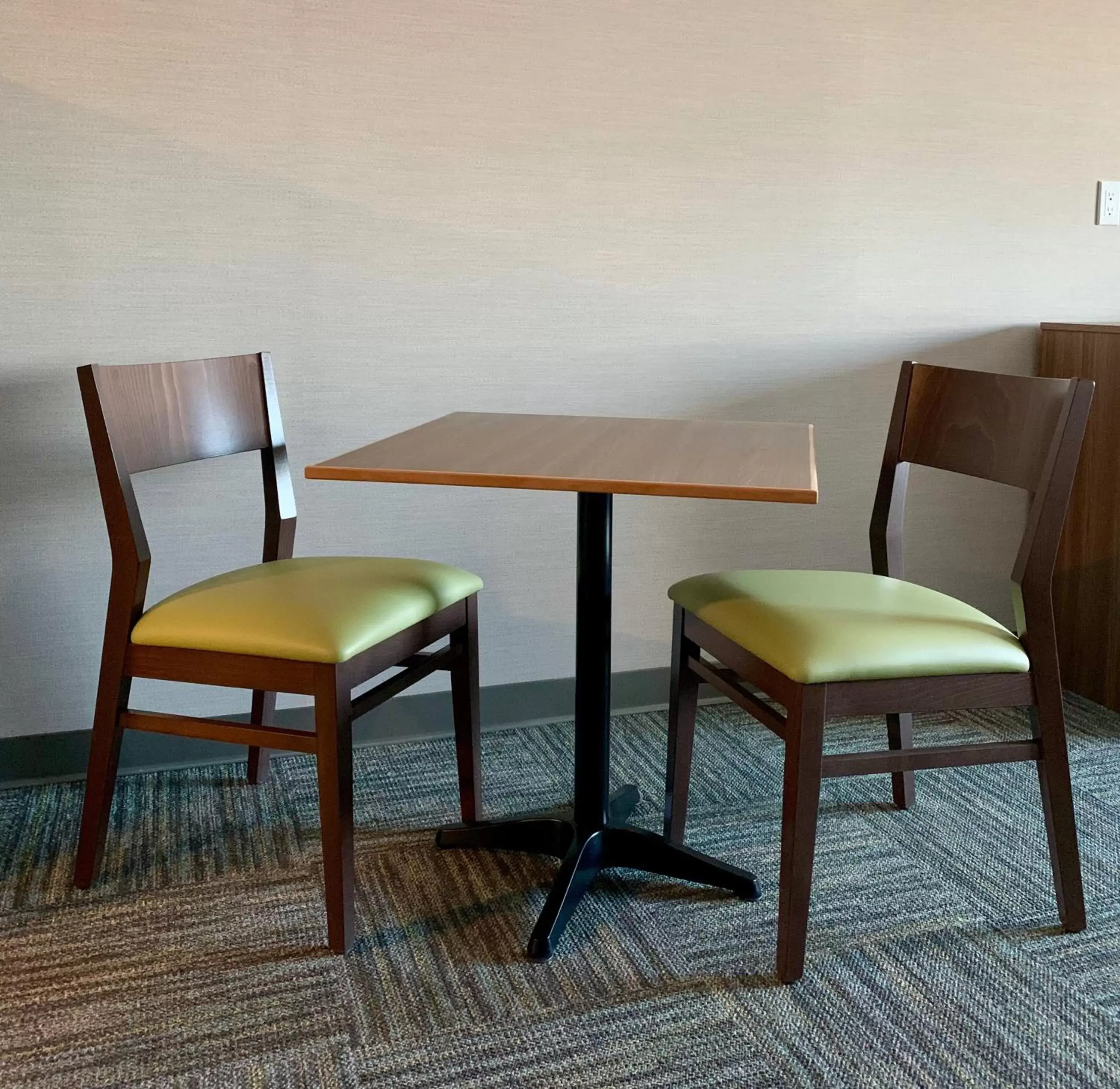 Dining area in Meridian Inn & Suites Regina Airport