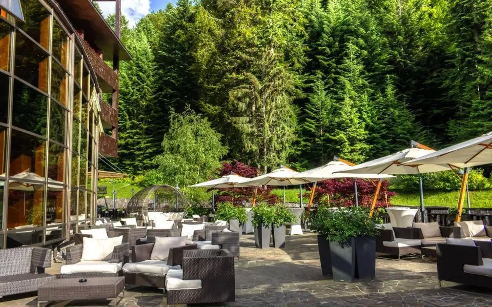 Restaurant/places to eat in Lux Garden Hotel