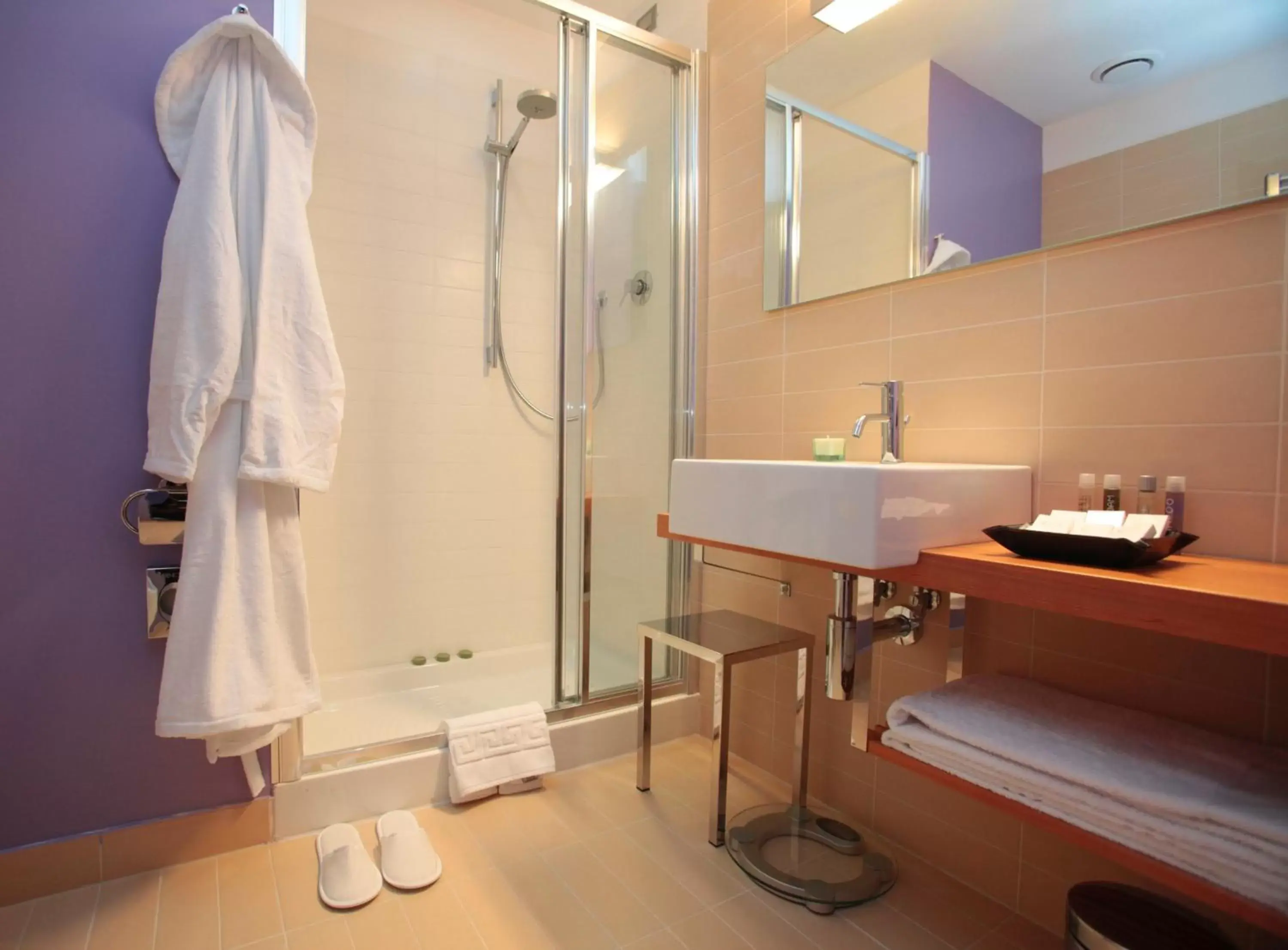 Shower, Bathroom in Cosmopolitan Hotel