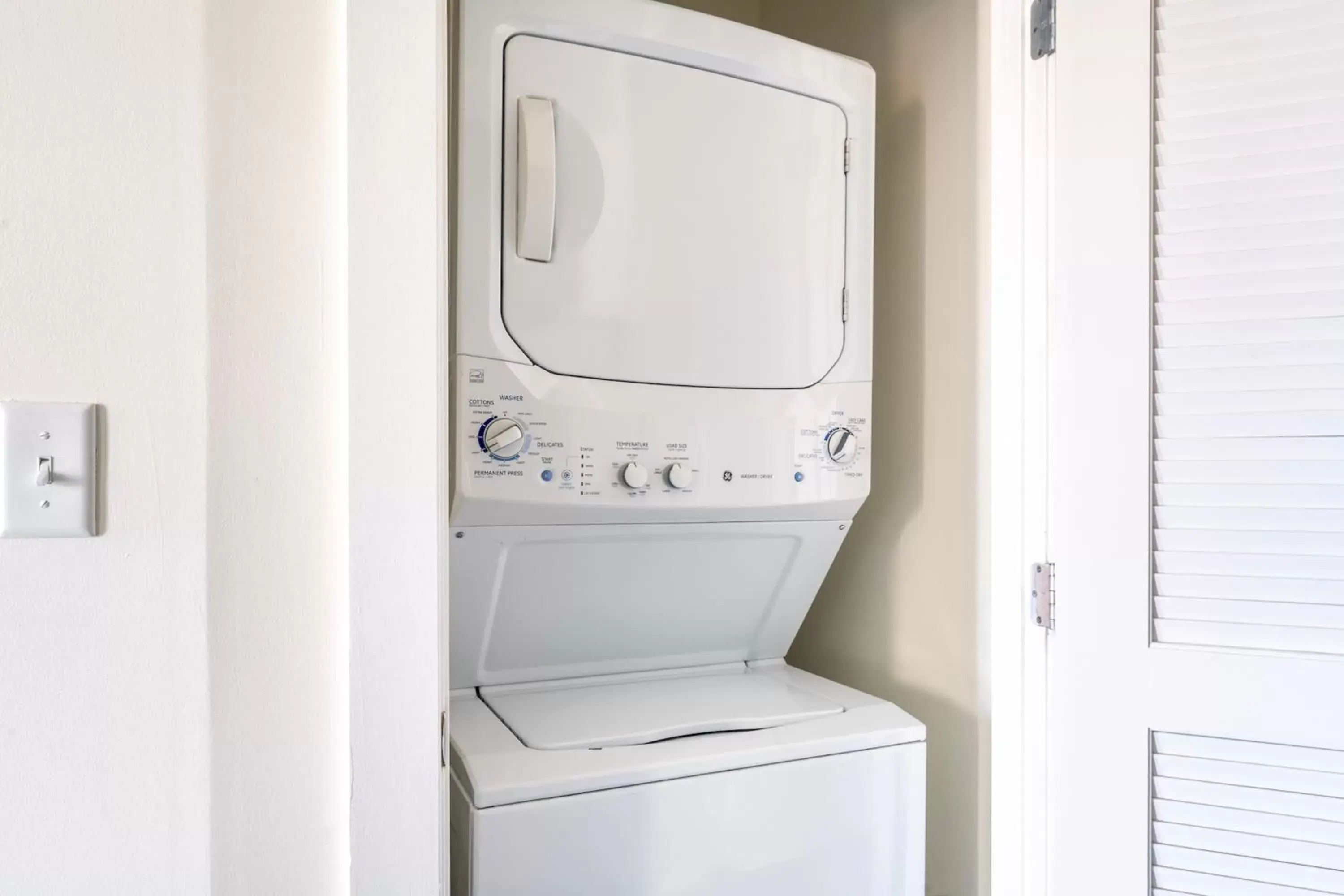 washing machine, Bathroom in Kasa Alexandria Washington