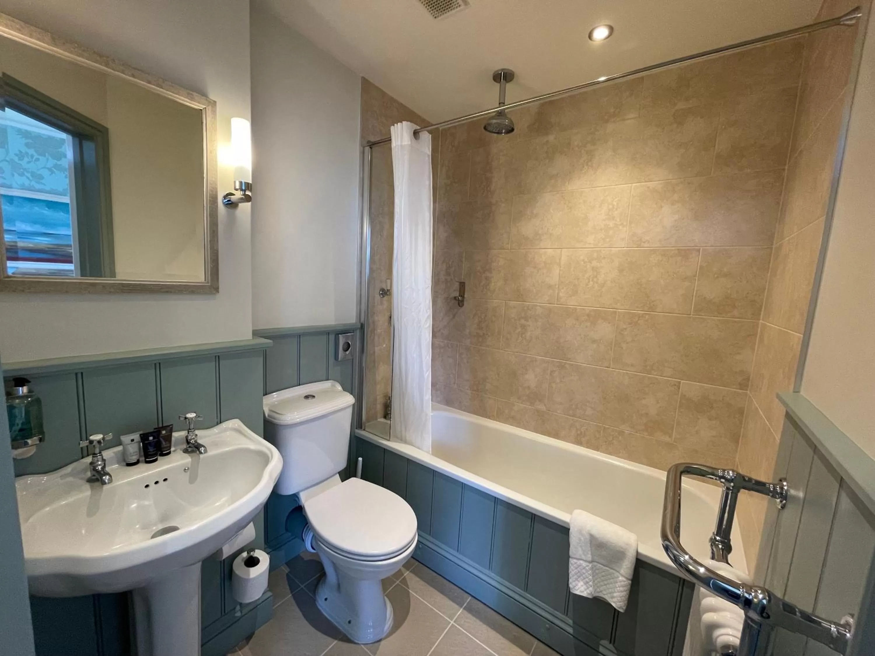 Shower in Park Farm Hotel