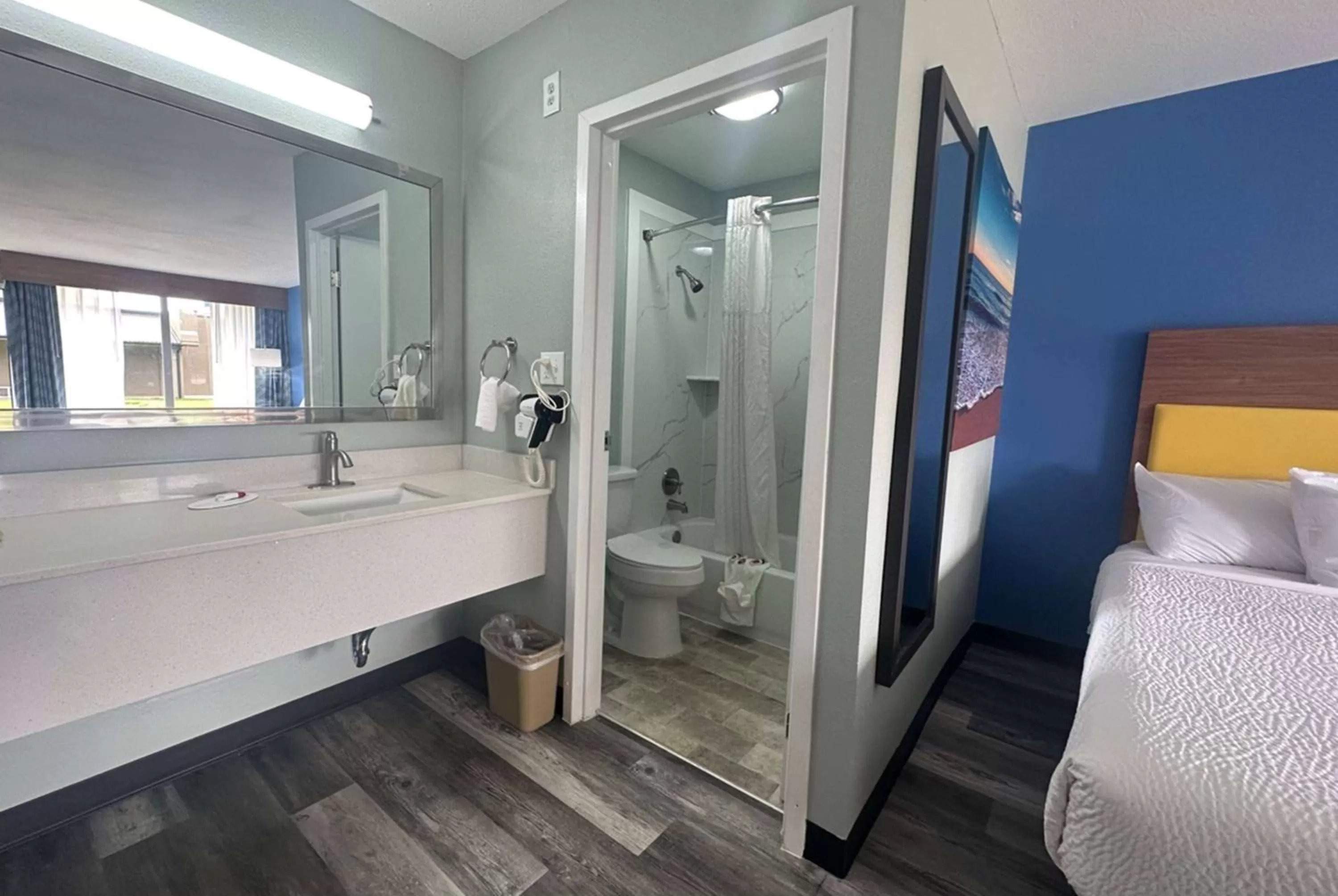 Bathroom, Bed in Days Inn & Suites by Wyndham Jennings