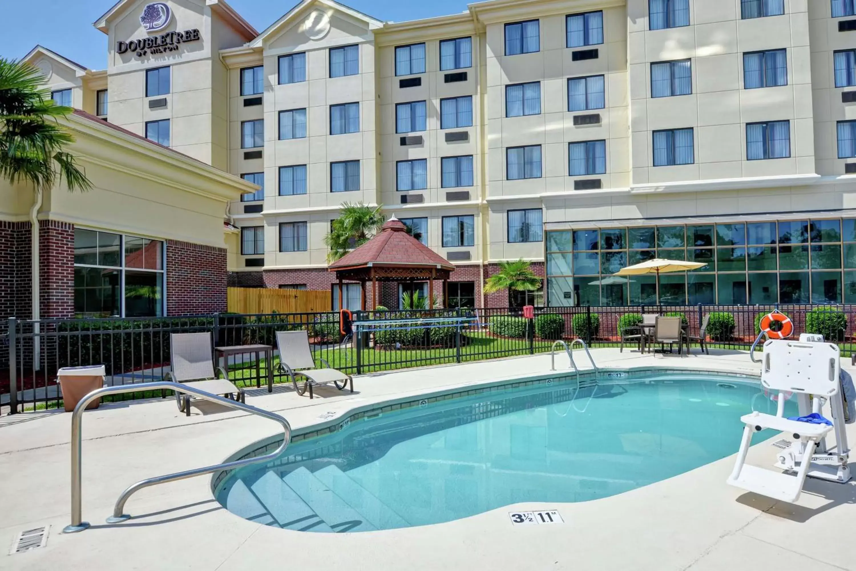 Property building, Swimming Pool in DoubleTree by Hilton Hattiesburg, MS