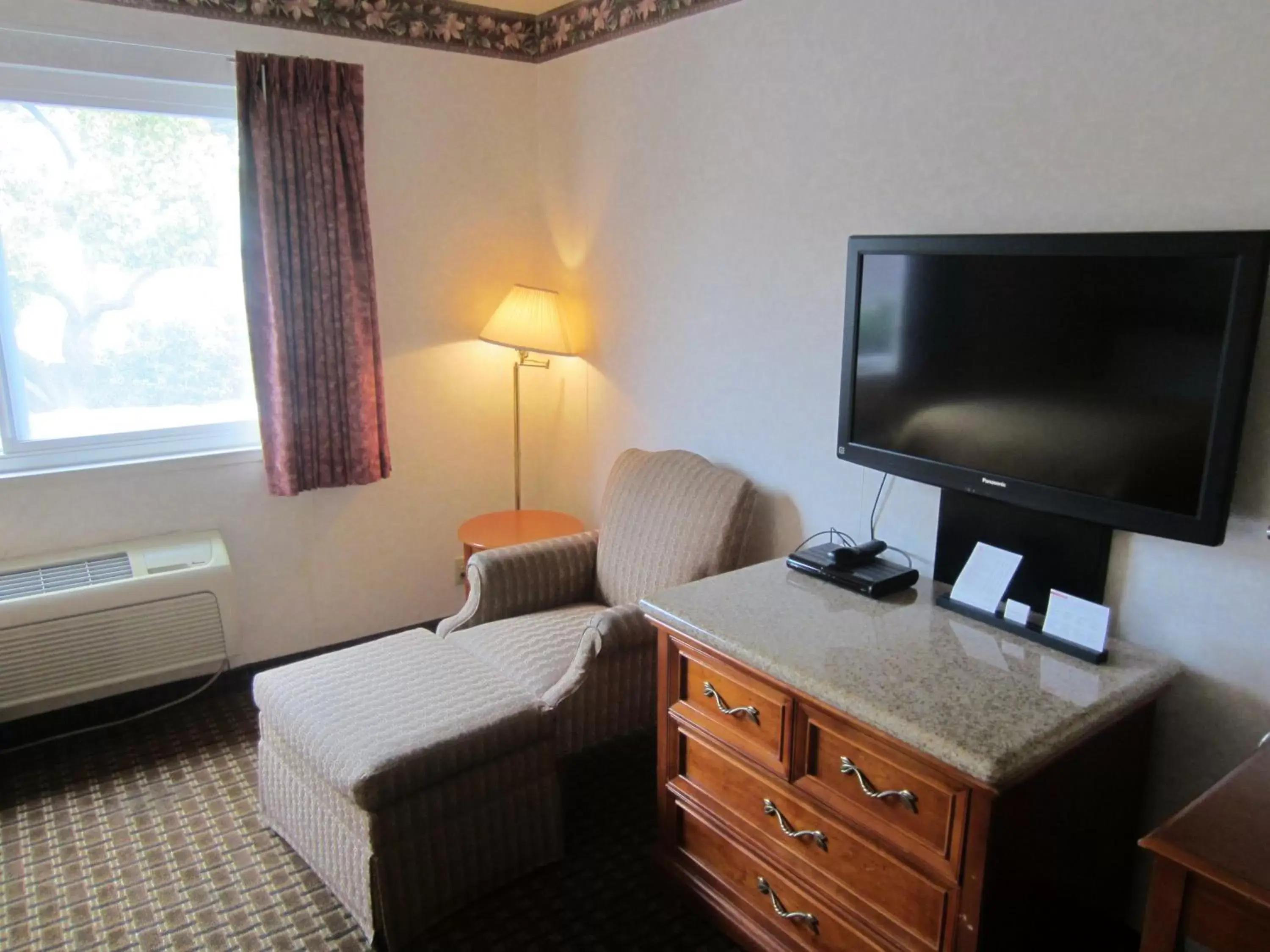 TV and multimedia, TV/Entertainment Center in Cherry Orchard Inn