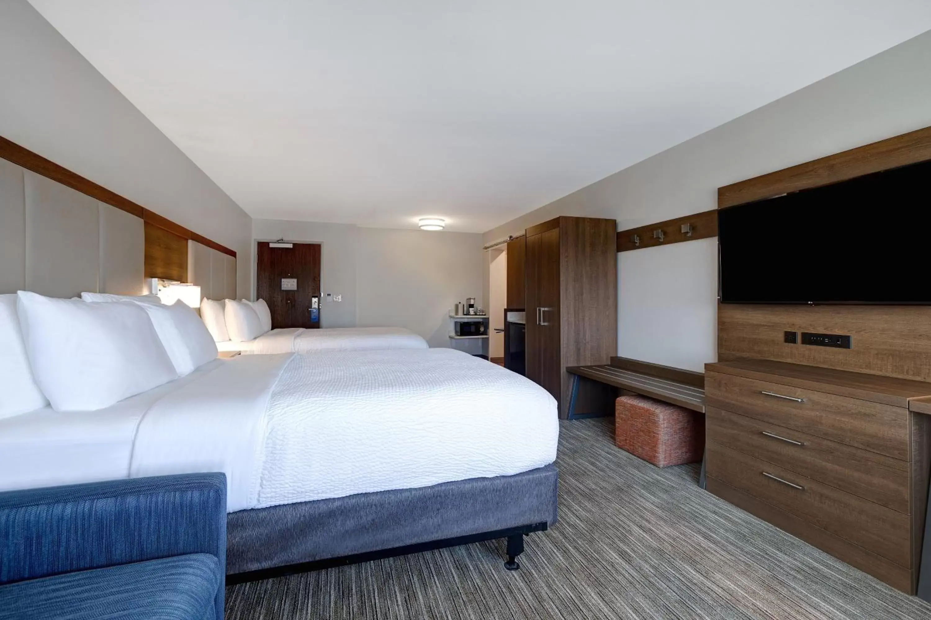 Photo of the whole room, Bed in Holiday Inn Express & Suites - Ann Arbor - University South, an IHG Hotel