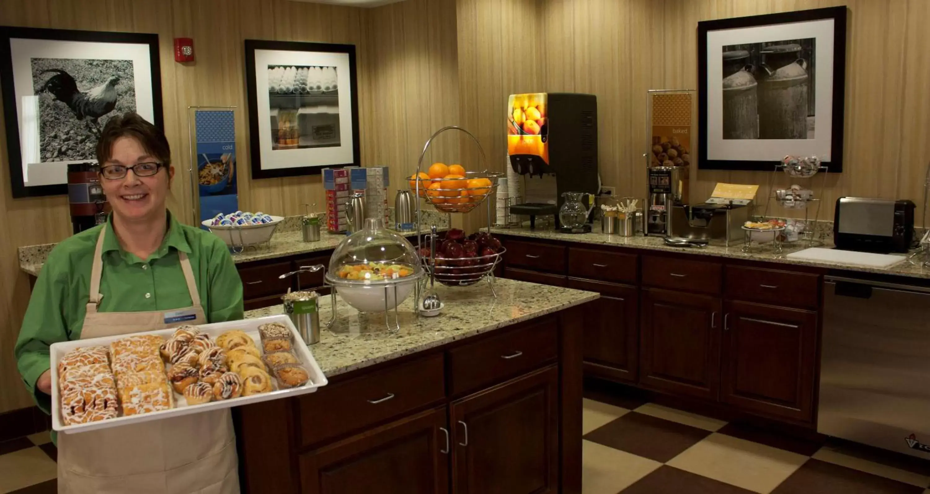 Dining area, Kitchen/Kitchenette in Hampton Inn - Burlington