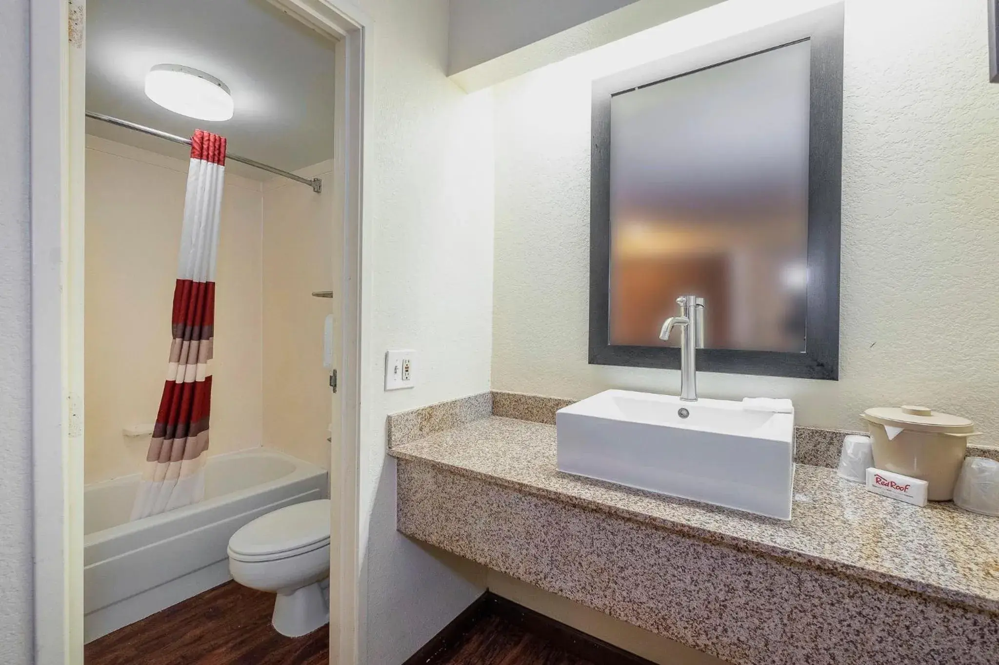 Bathroom in Red Roof Inn Jackson North – Ridgeland