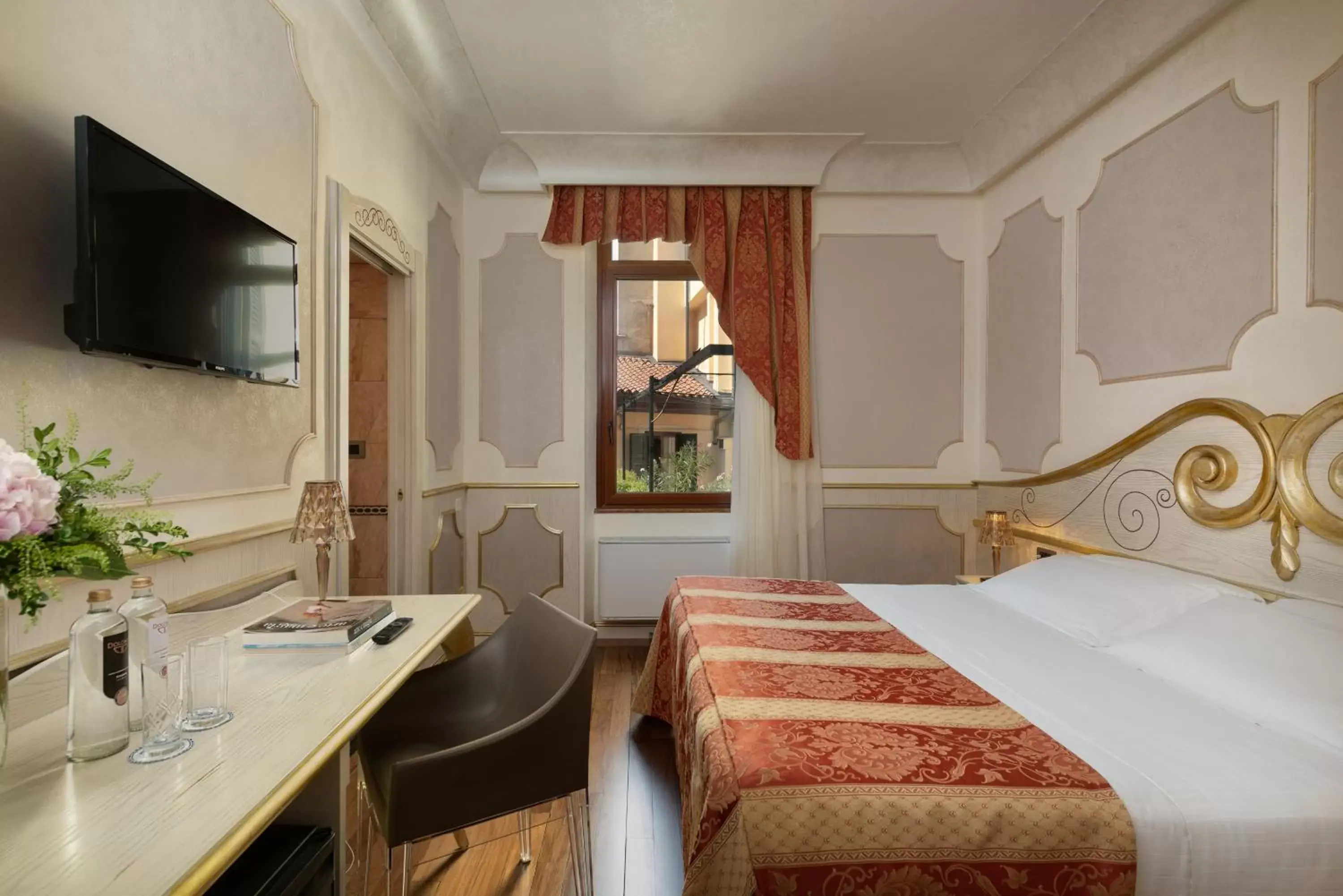 Bedroom in Hotel Colomba d'Oro
