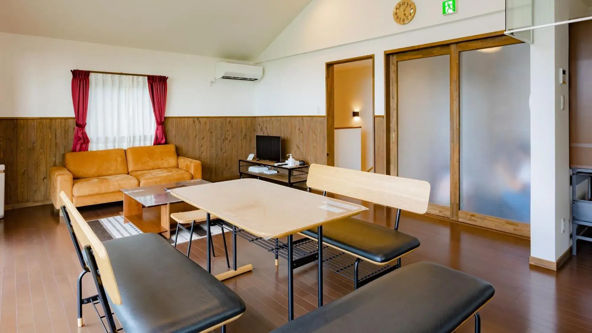 Photo of the whole room, Seating Area in Matsue Forest Park