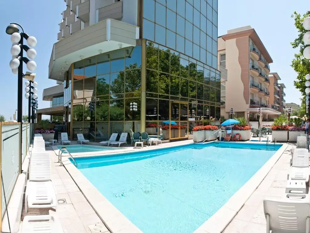 Swimming Pool in Hotel Diplomat Palace