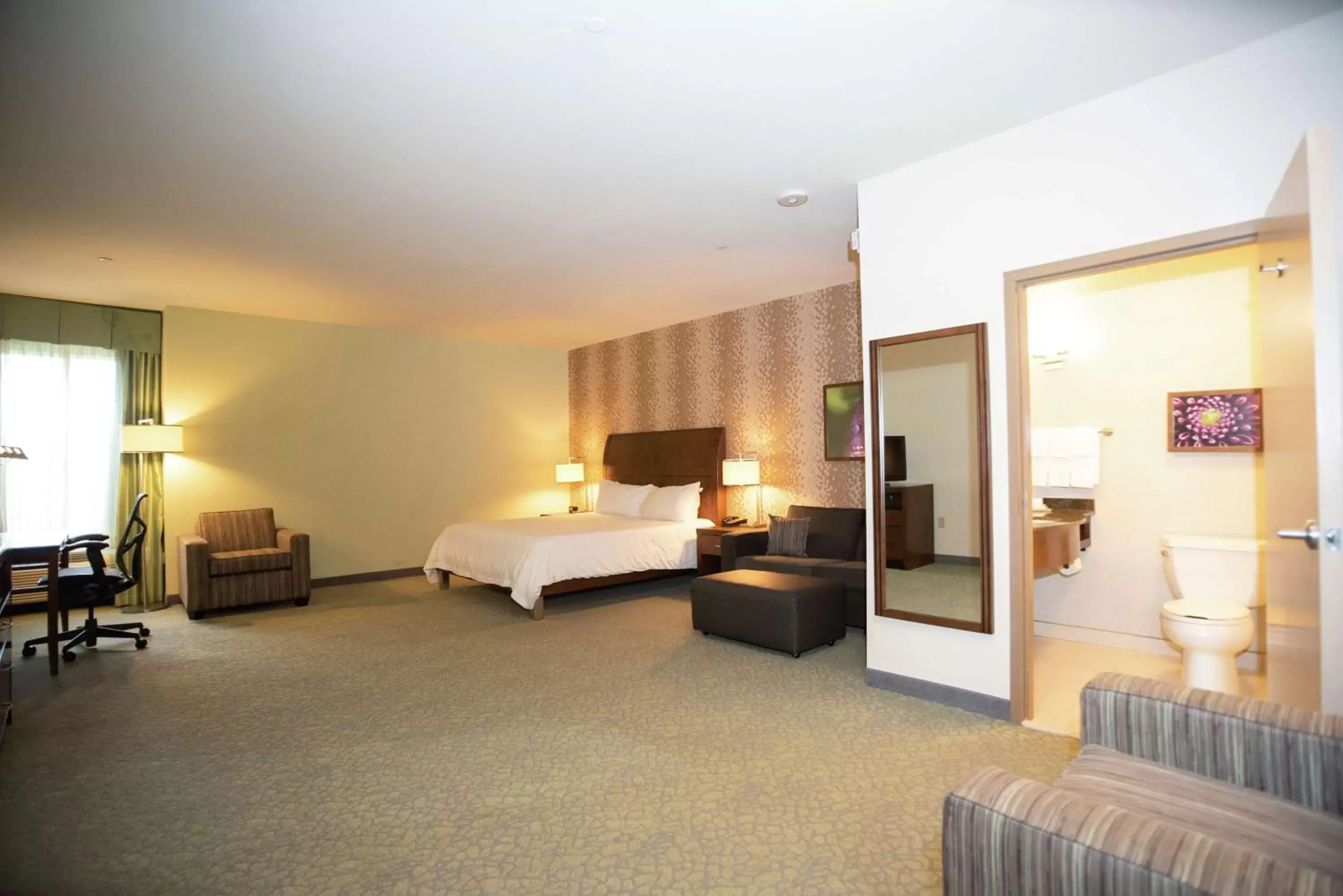 Bedroom in Hilton Garden Inn Covington/Mandeville