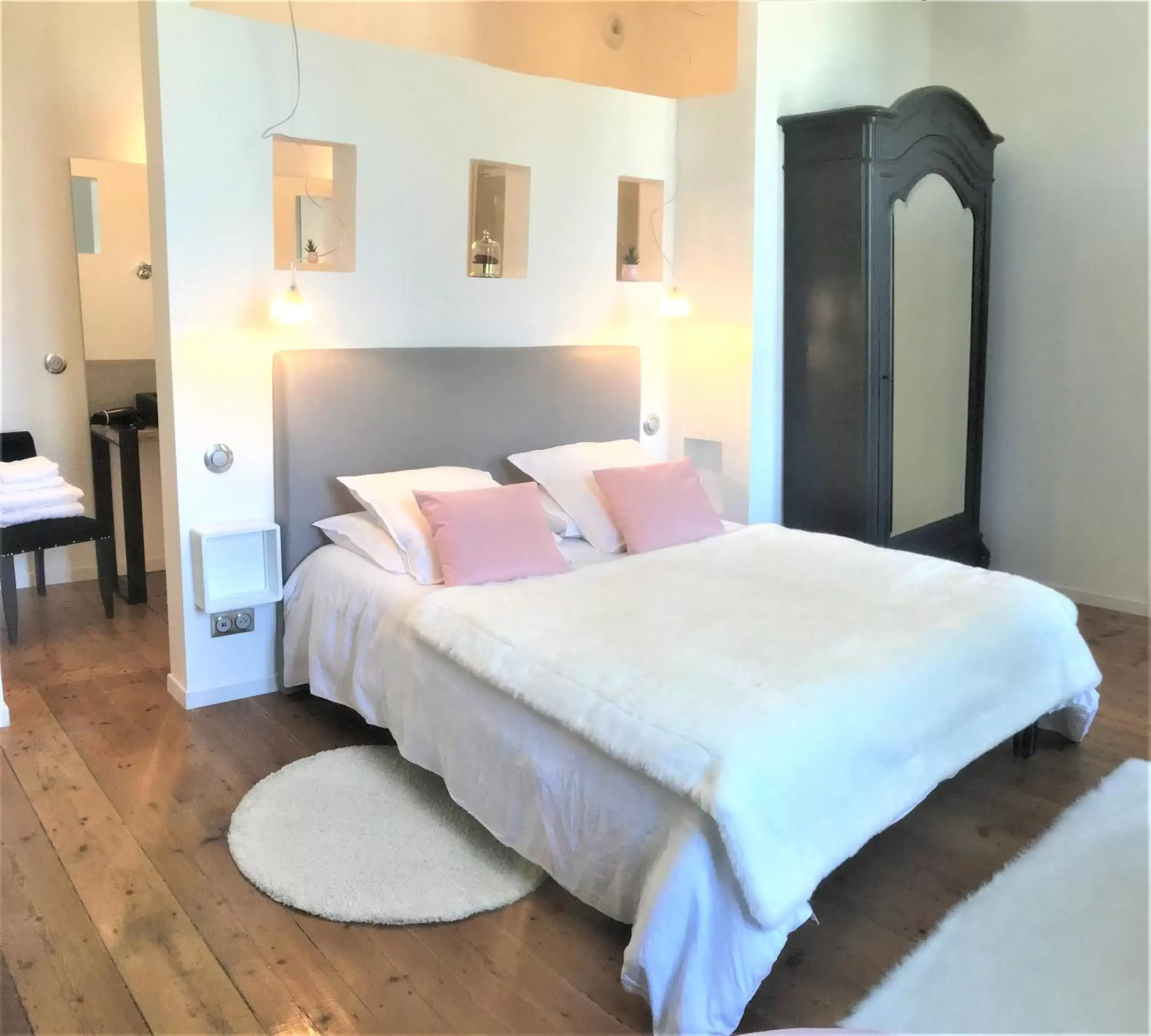 Photo of the whole room, Bed in La Maison de Milie