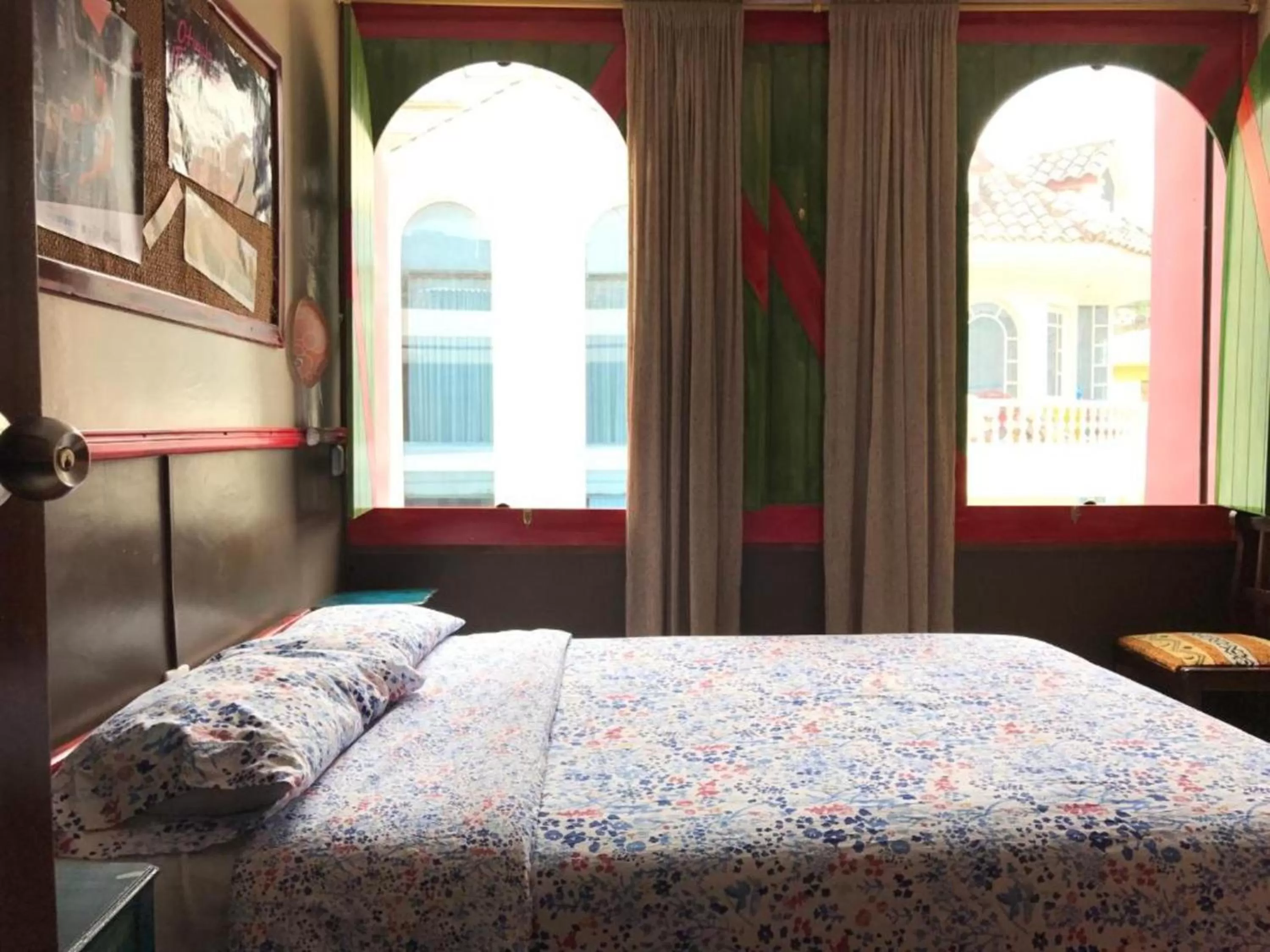 Photo of the whole room, Bed in Flying Donkey