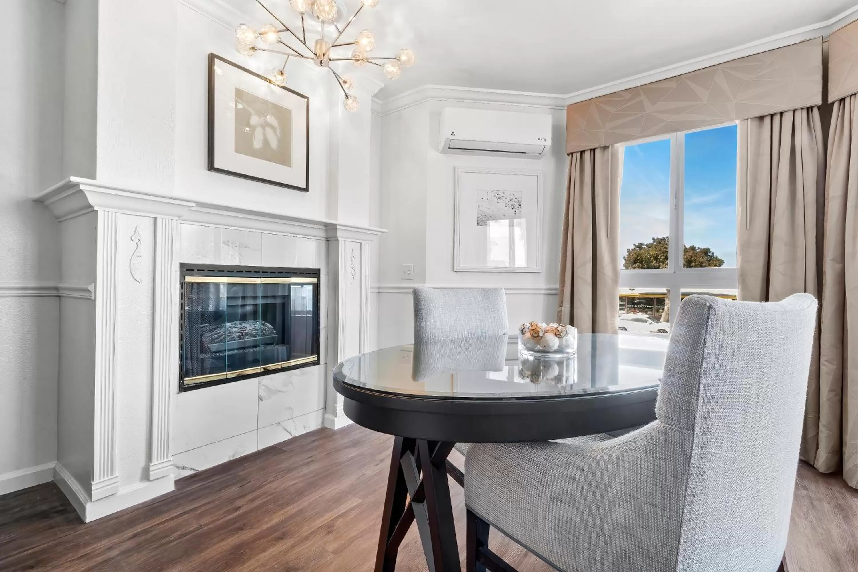 Seating area in Ascot Suites Morro Bay