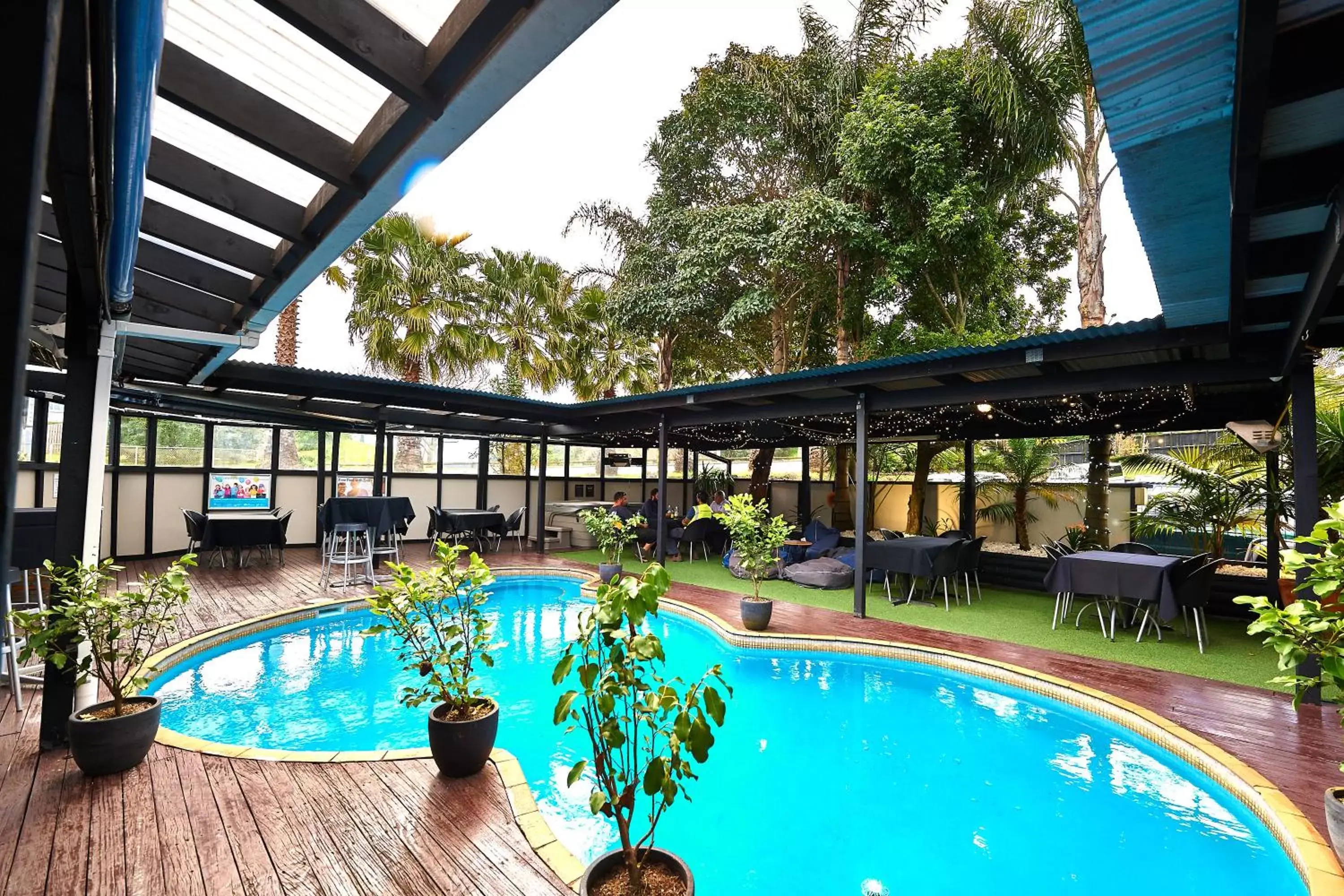 Lounge or bar, Swimming Pool in Mount Richmond Hotel